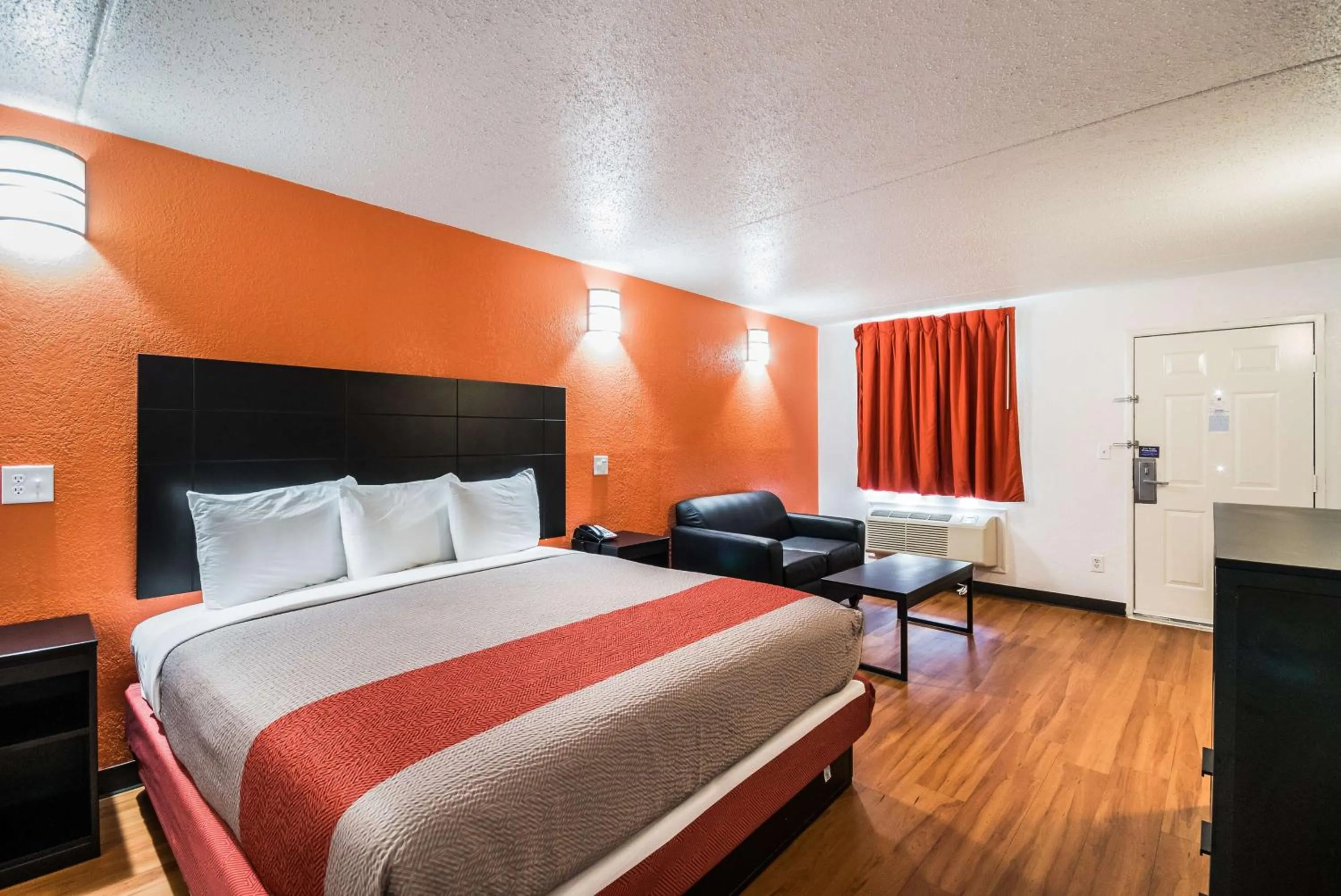 Photo of the whole room, Bed in Motel 6-Houston, TX - Brookhollow