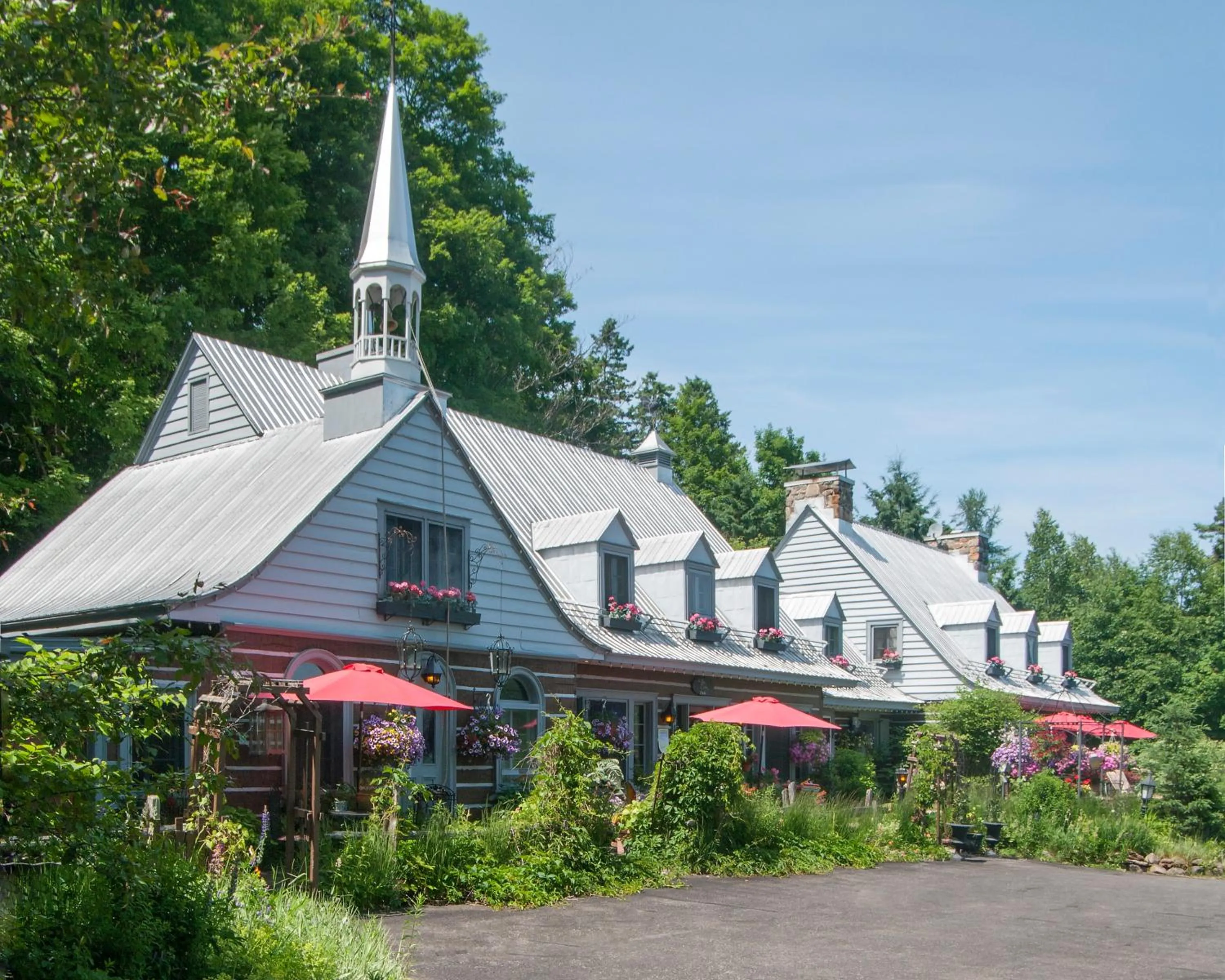 Property building in Le Petit Clocher Gite Touristique B & B