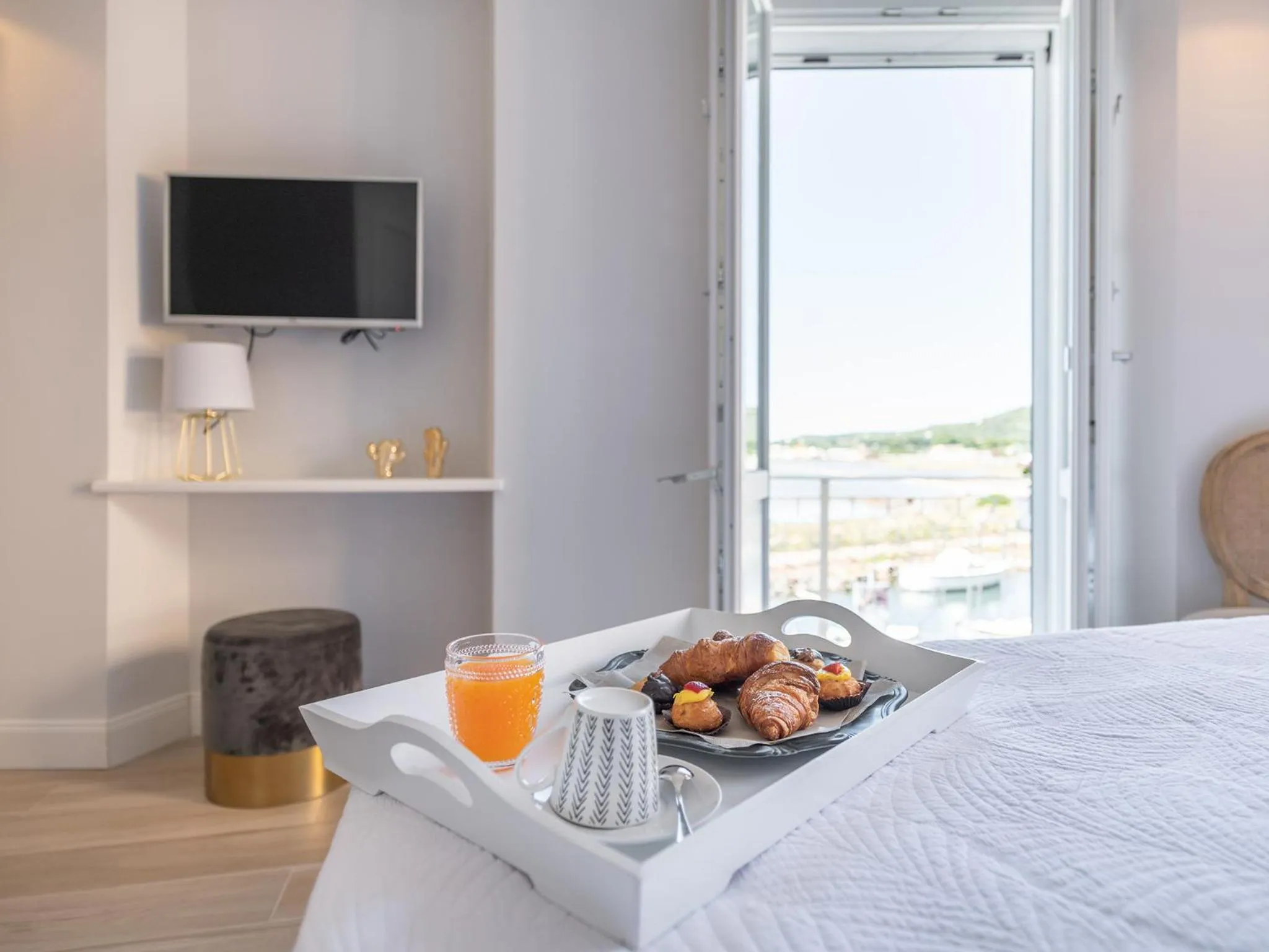 Italian breakfast, Bed in AQUAMADRE Suites
