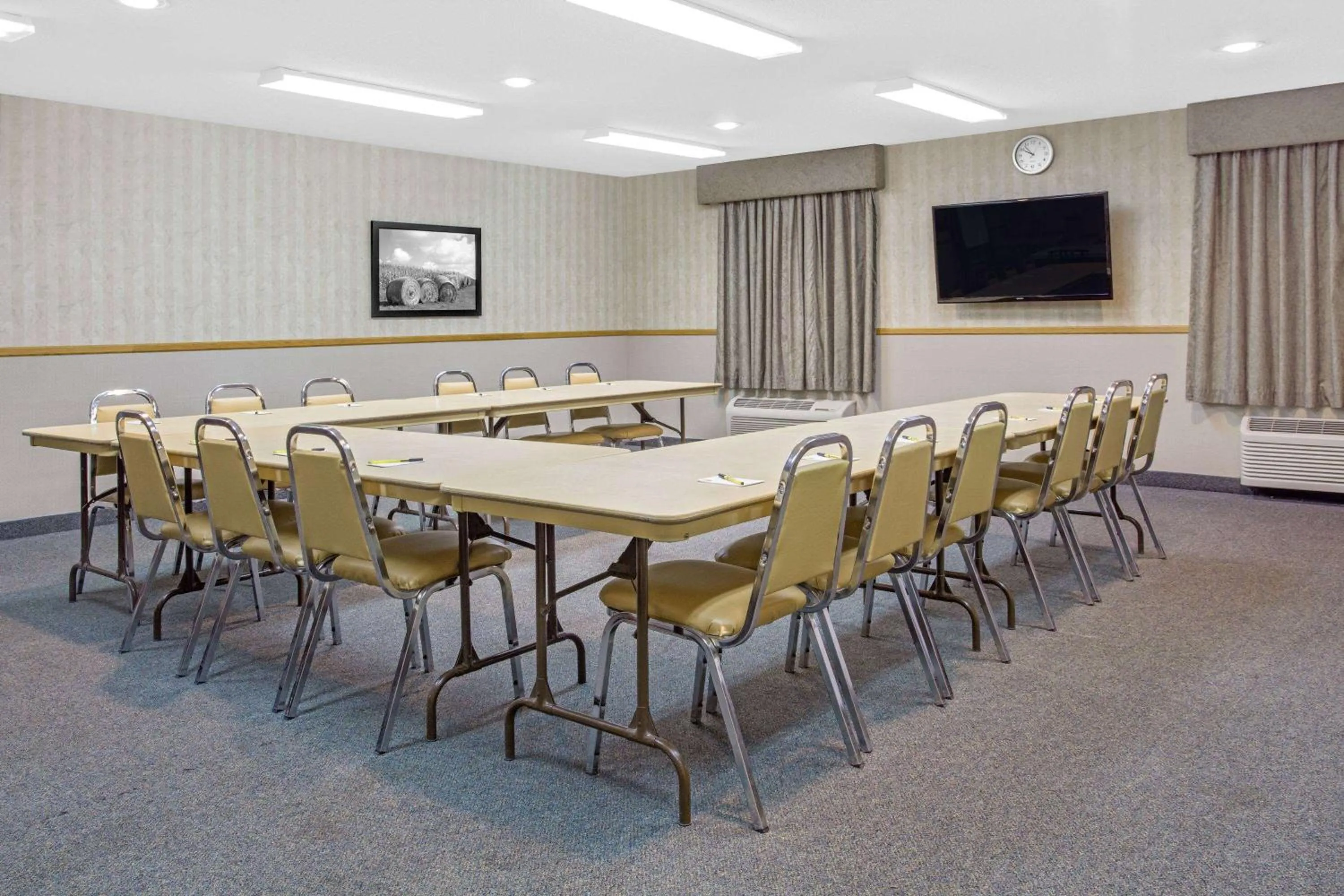 Meeting/conference room in Super 8 by Wyndham Portage La Prairie MB