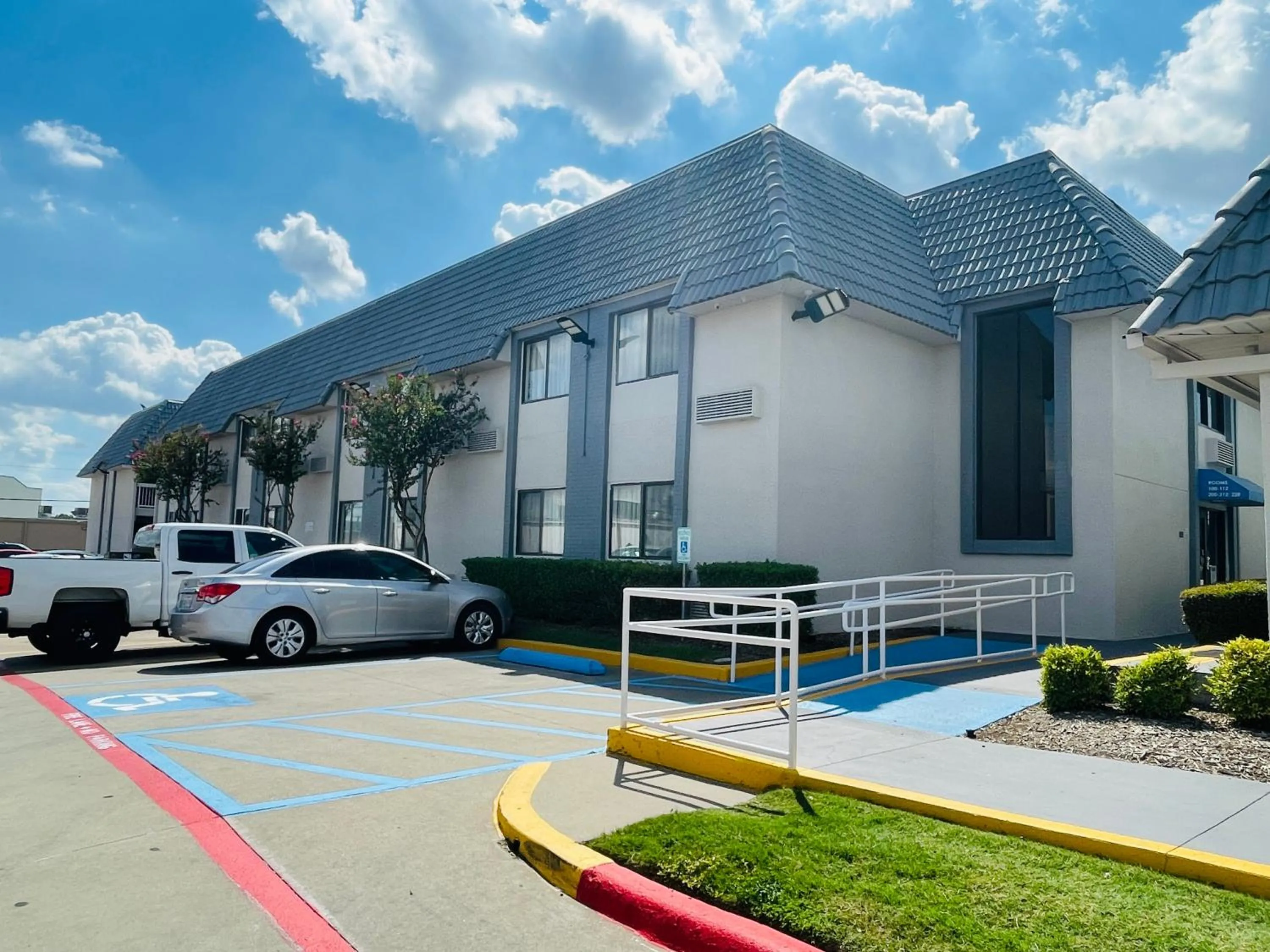 Property building in Motel 6-Duncanville, TX - Dallas