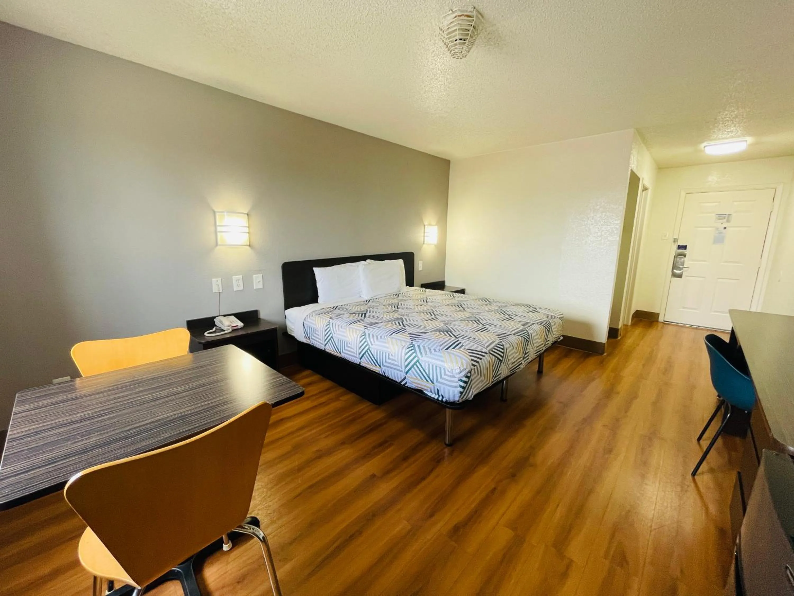 Bedroom, Bed in Motel 6-Duncanville, TX - Dallas