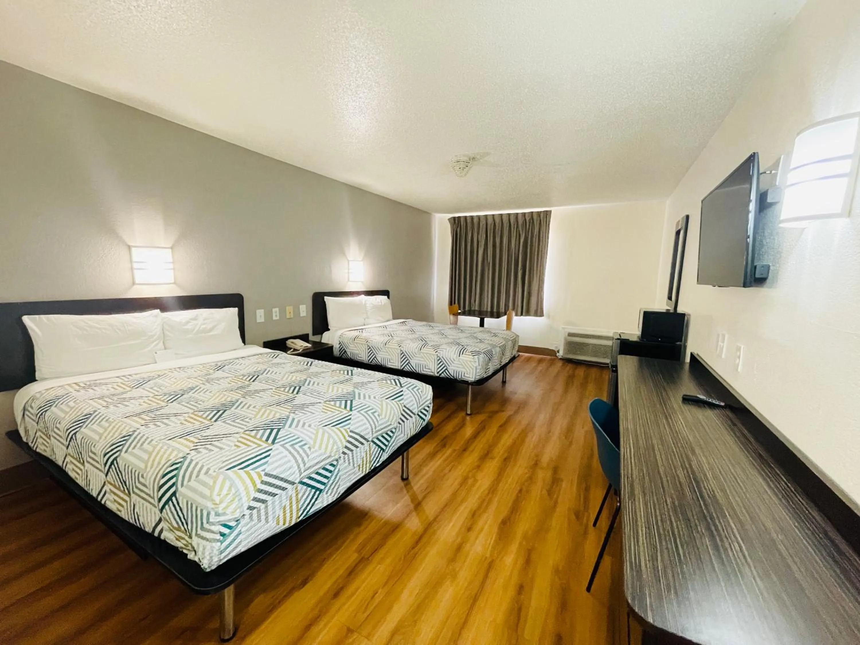 Photo of the whole room, Bed in Motel 6-Duncanville, TX - Dallas