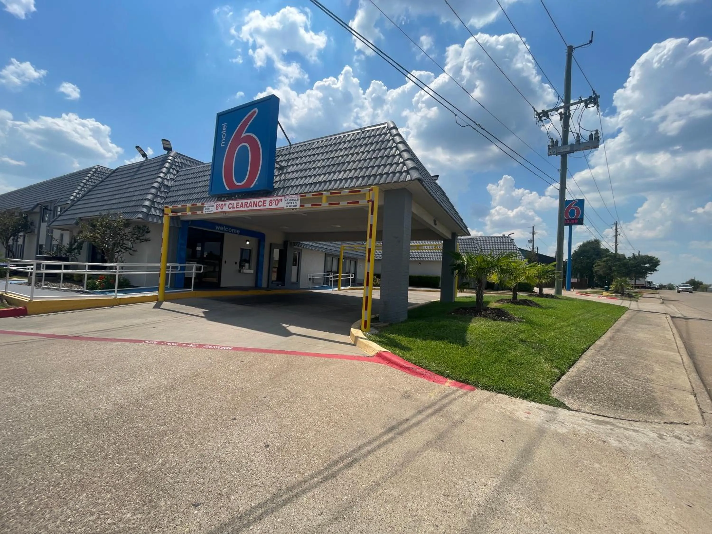 Property building in Motel 6-Duncanville, TX - Dallas