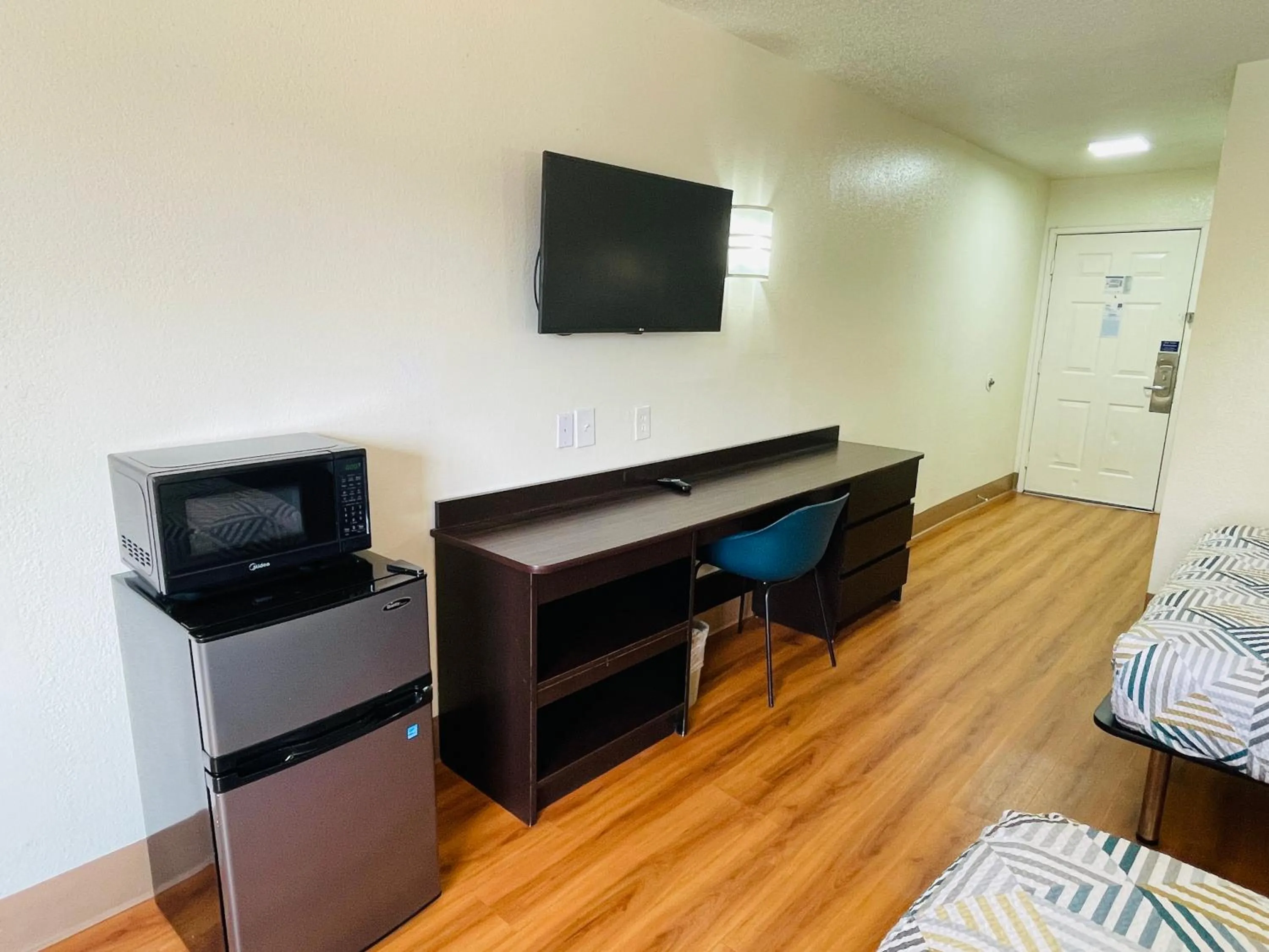 microwave in Motel 6-Duncanville, TX - Dallas