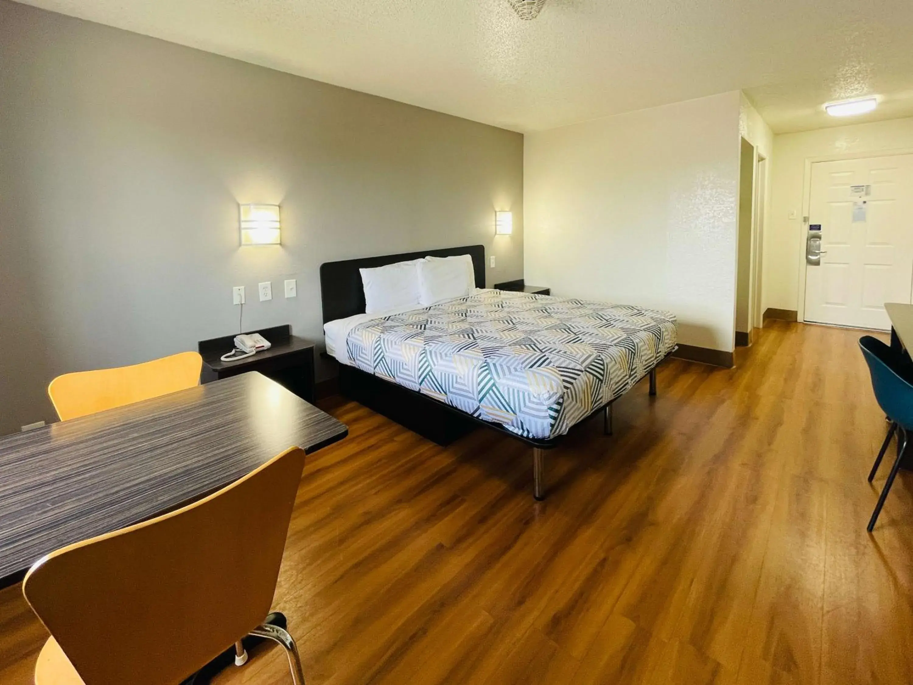 Bedroom, Bed in Motel 6-Duncanville, TX - Dallas Bedroom, Bed in Motel 6-Duncanville, TX - Dallas