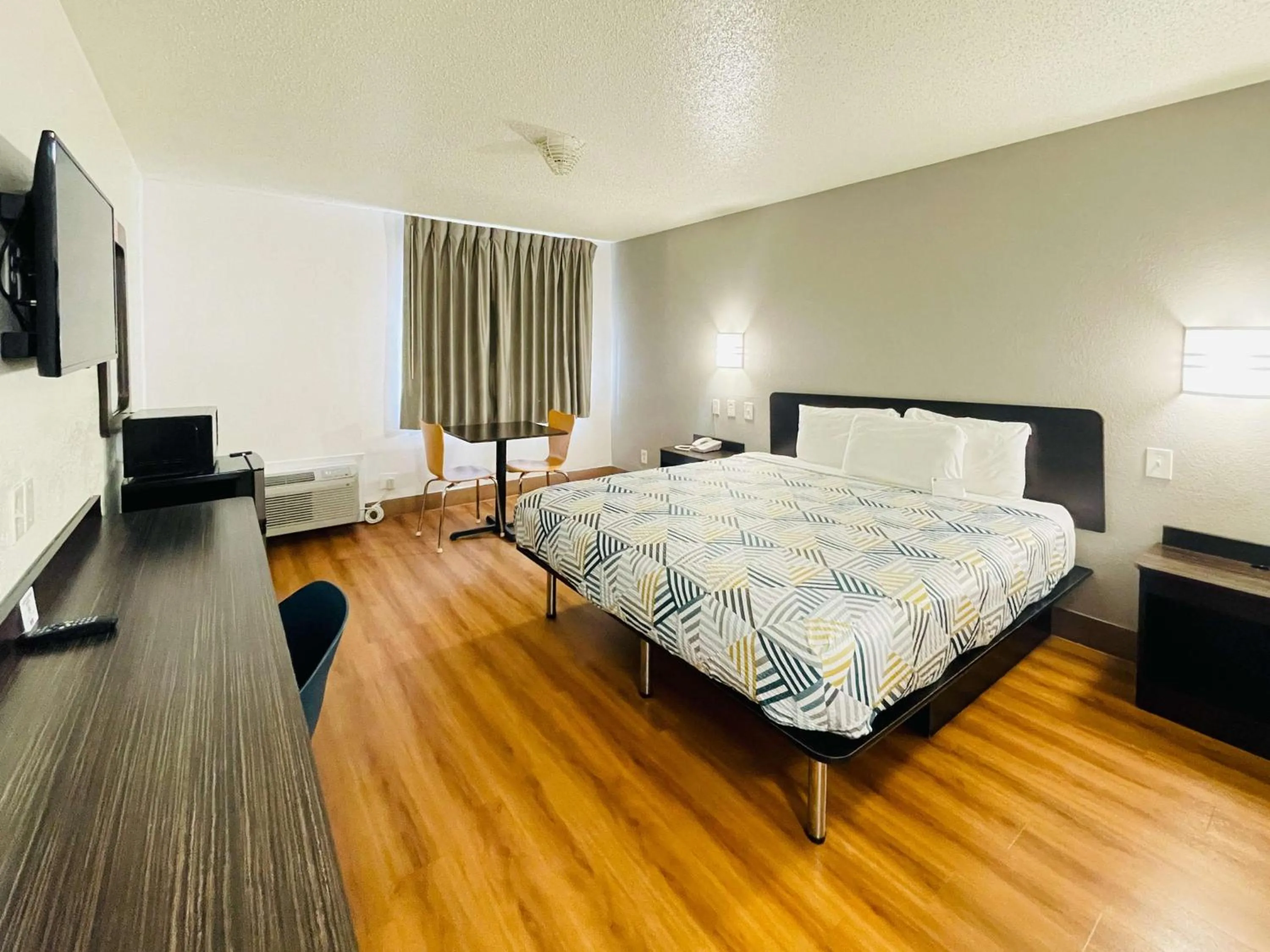 Bedroom, Bed in Motel 6-Duncanville, TX - Dallas