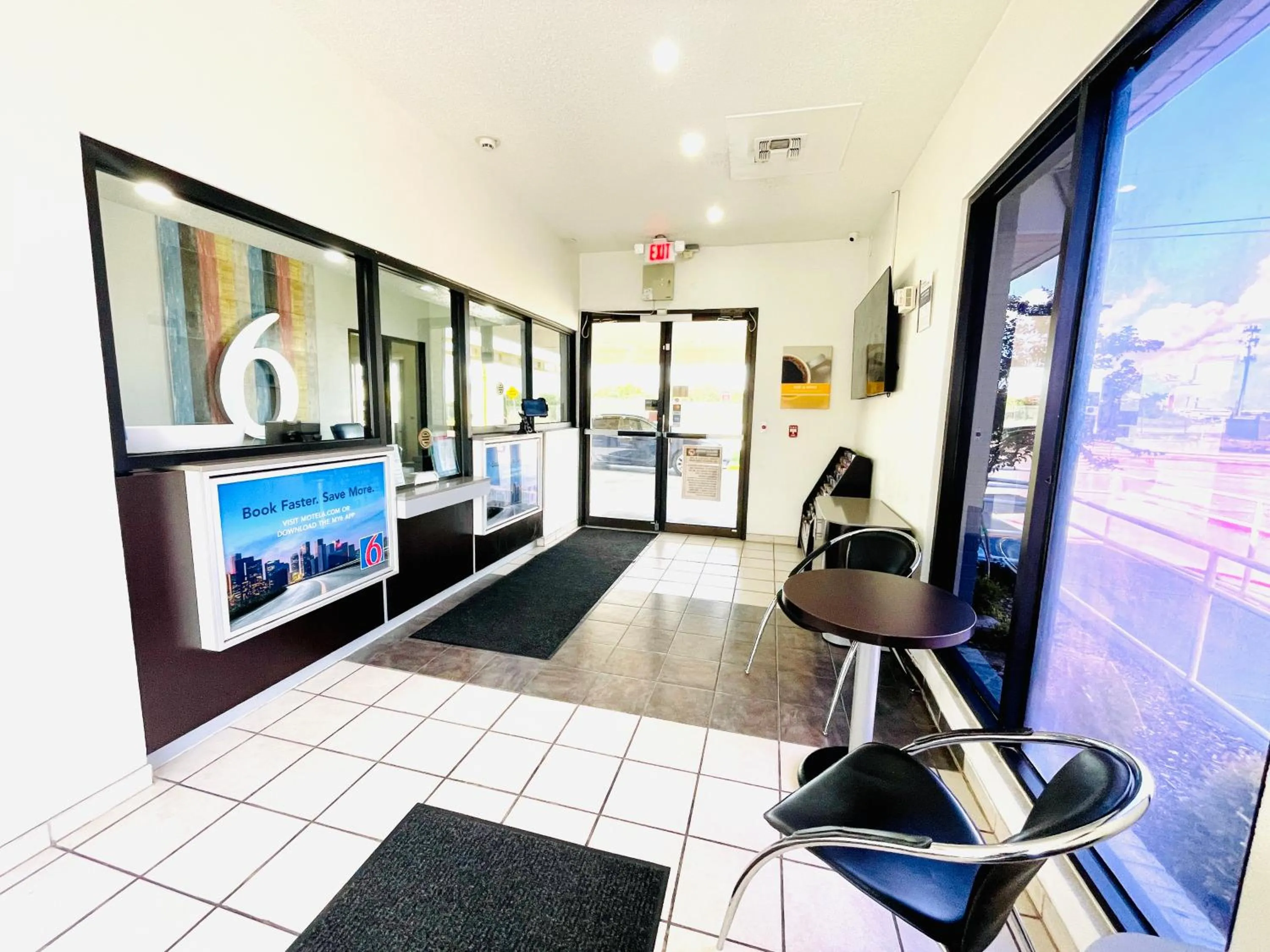 Lobby or reception in Motel 6-Duncanville, TX - Dallas