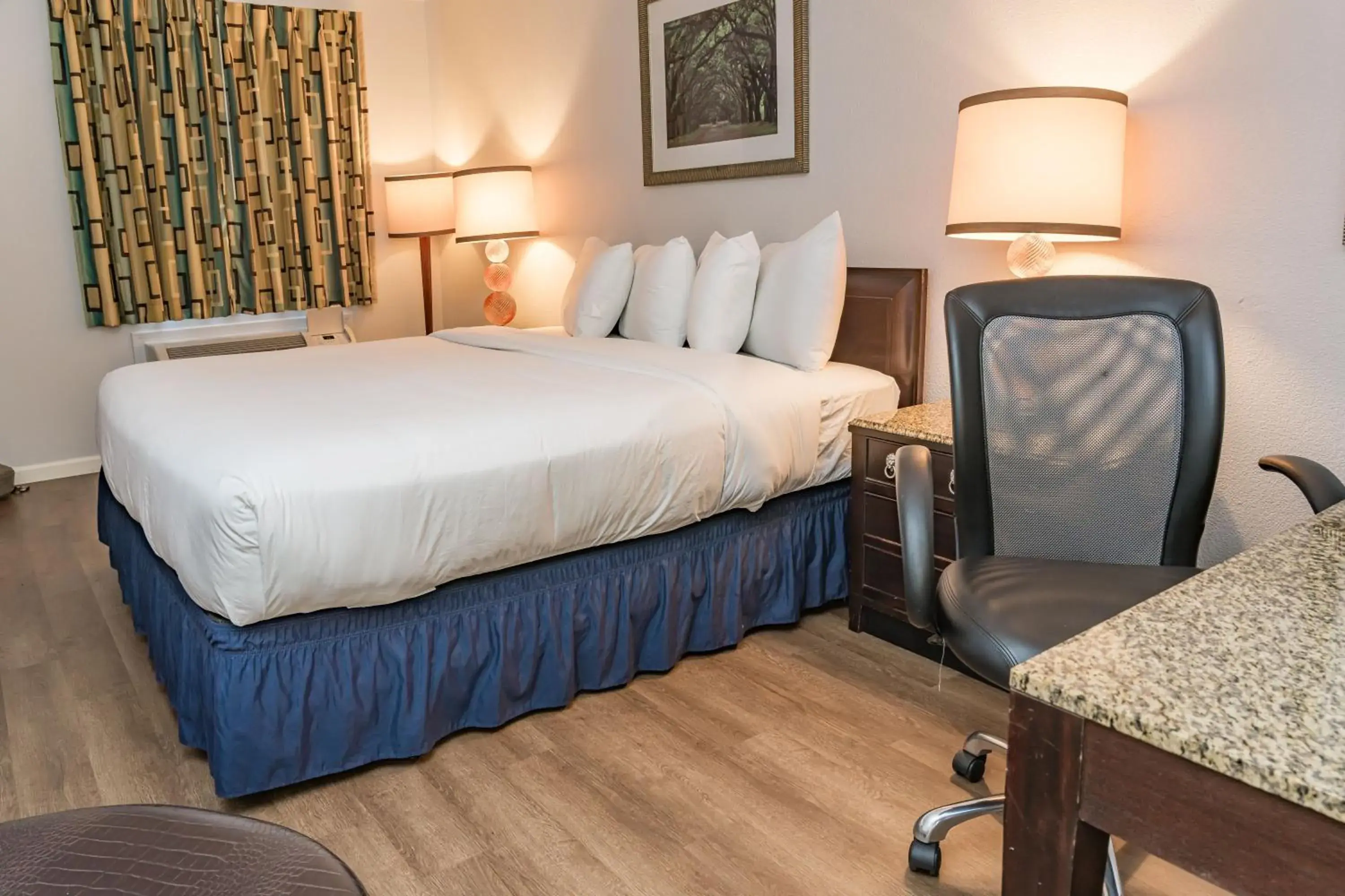 Deluxe King Room in Traveler's Inn Deluxe King Room in Traveler's Inn