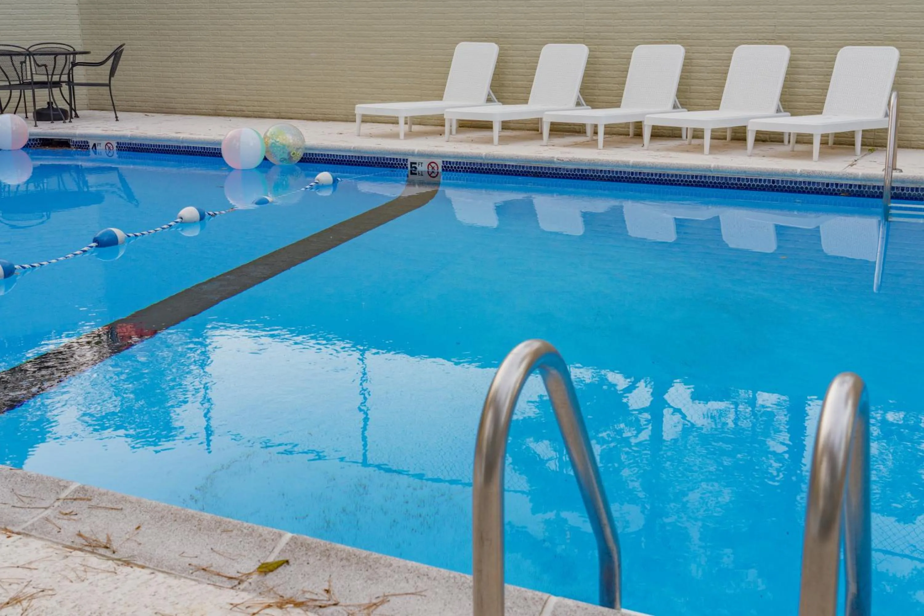 Swimming pool in Traveler's Inn