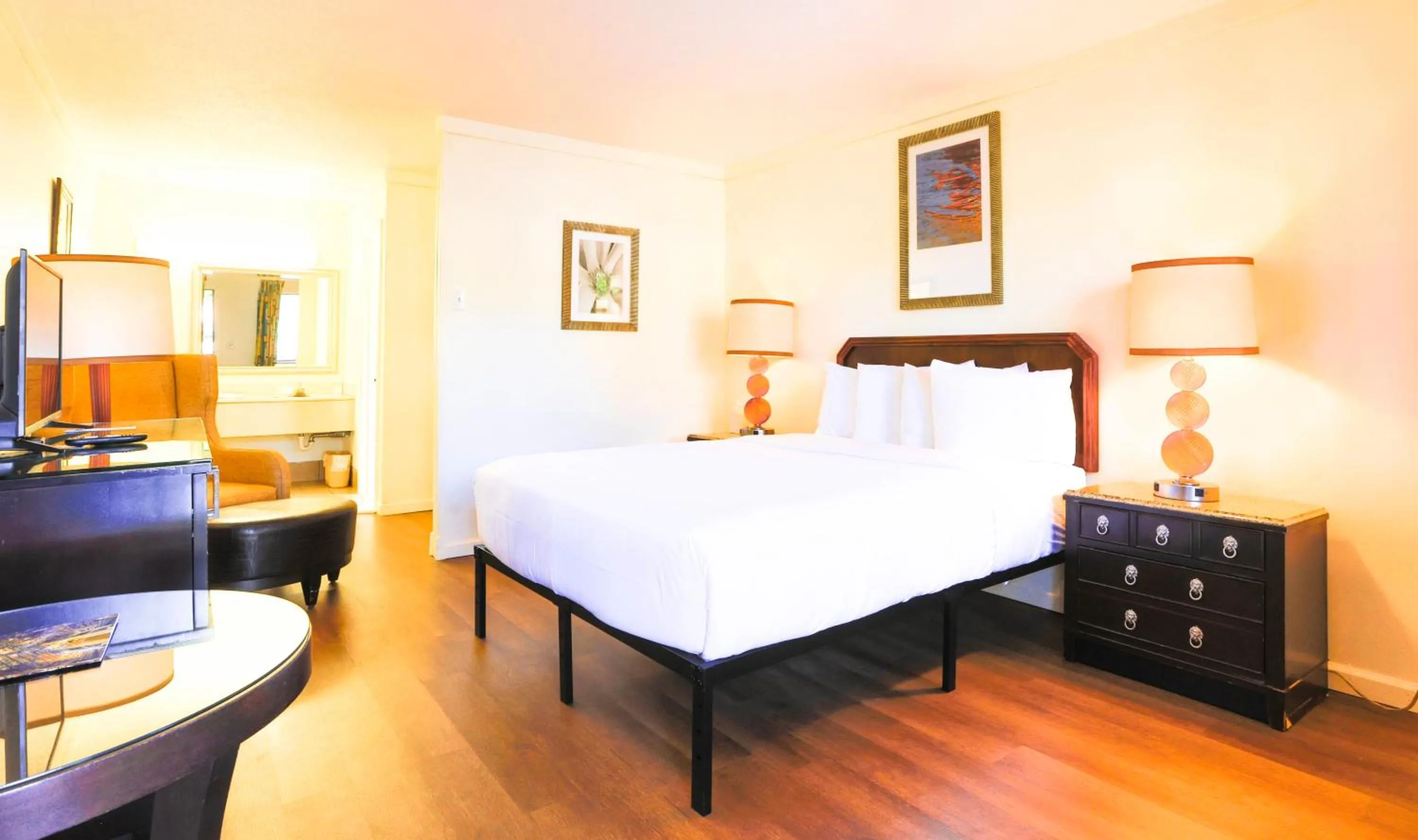 Bed in Traveler's Inn