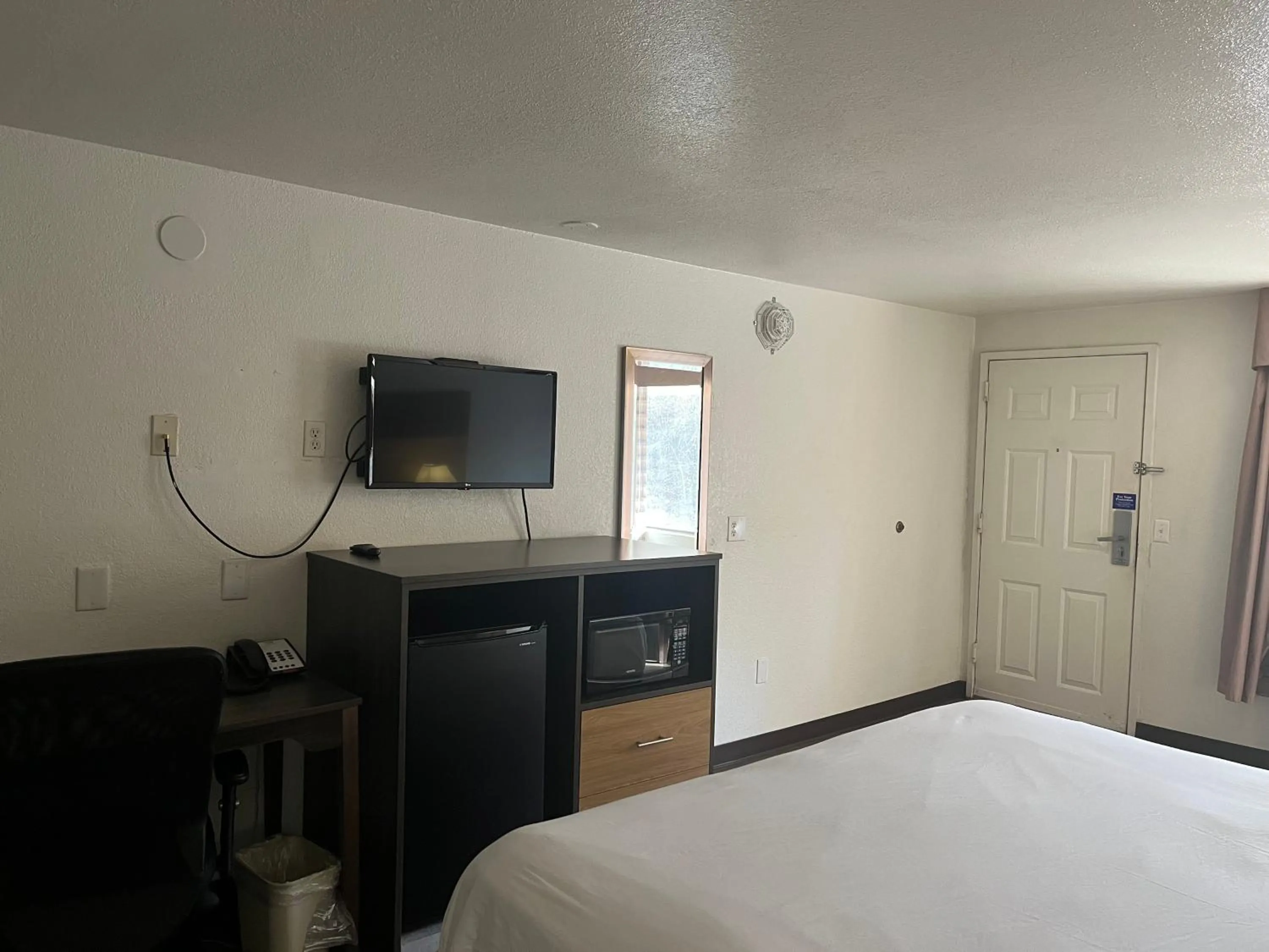 Bed in Motel 6 Cross Lanes, WV Goff Mountain Rd