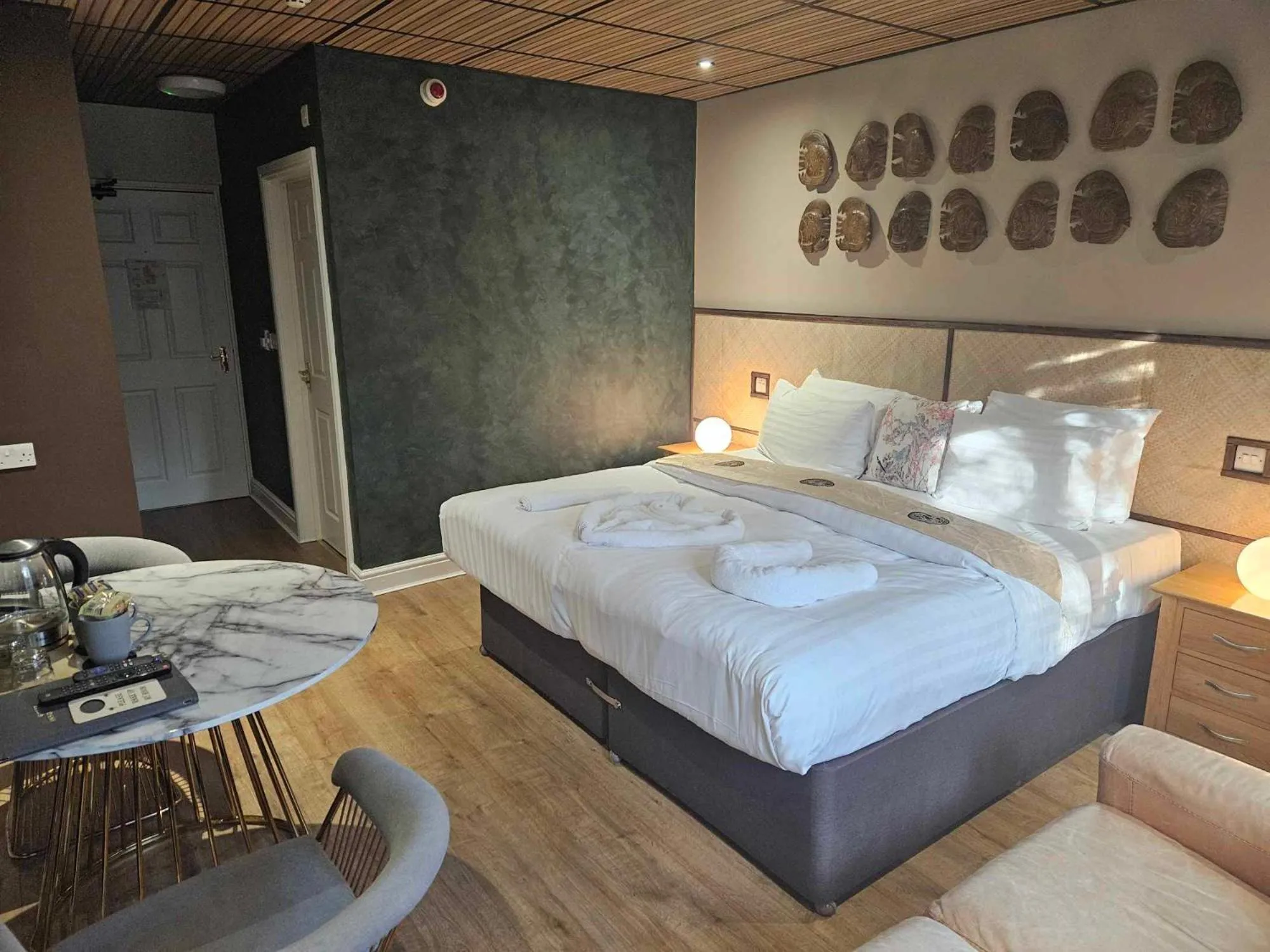 Photo of the whole room, Bed in The Imperial Dragon Hotel