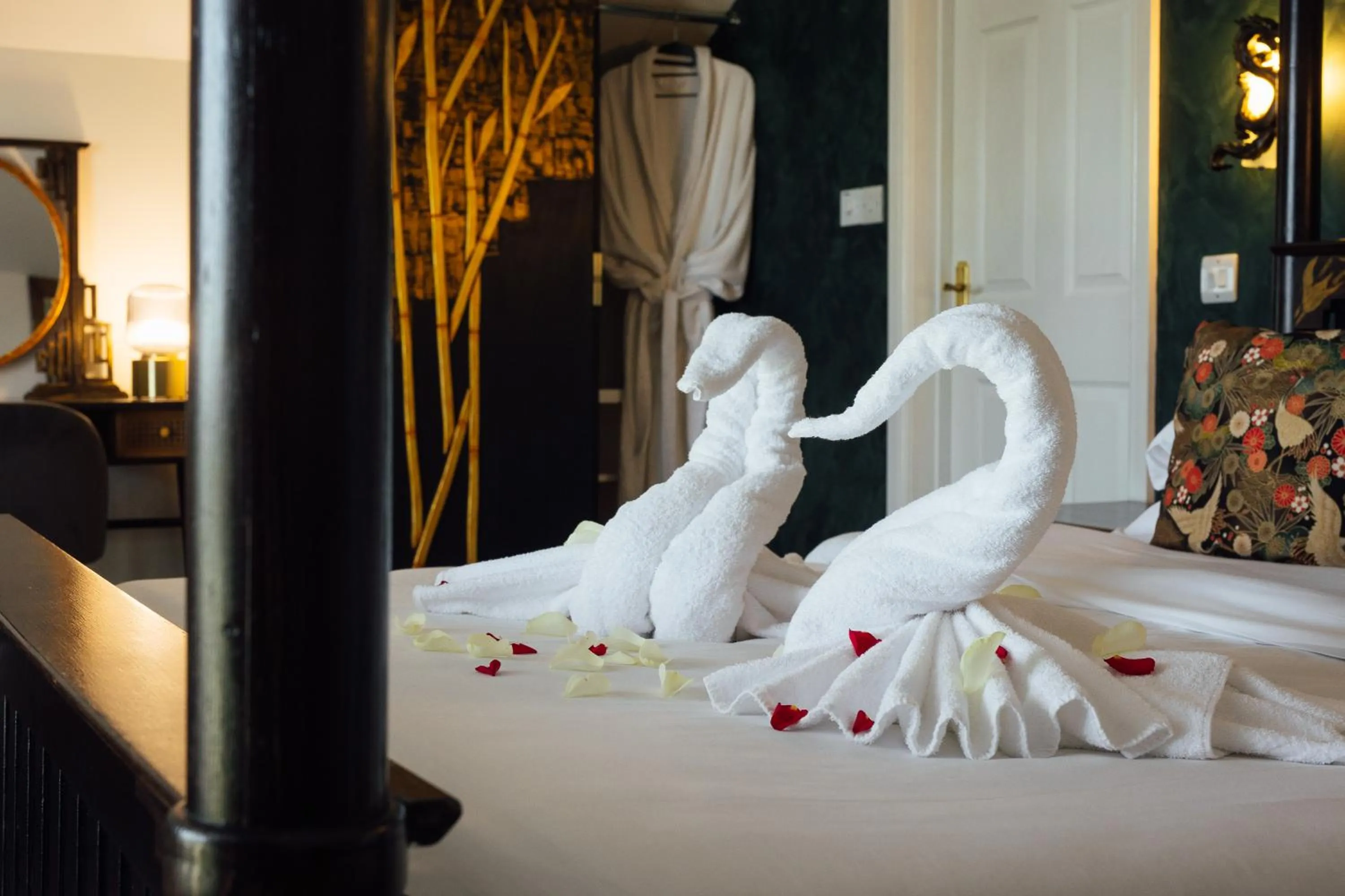 Bedroom, Bed in The Imperial Dragon Hotel