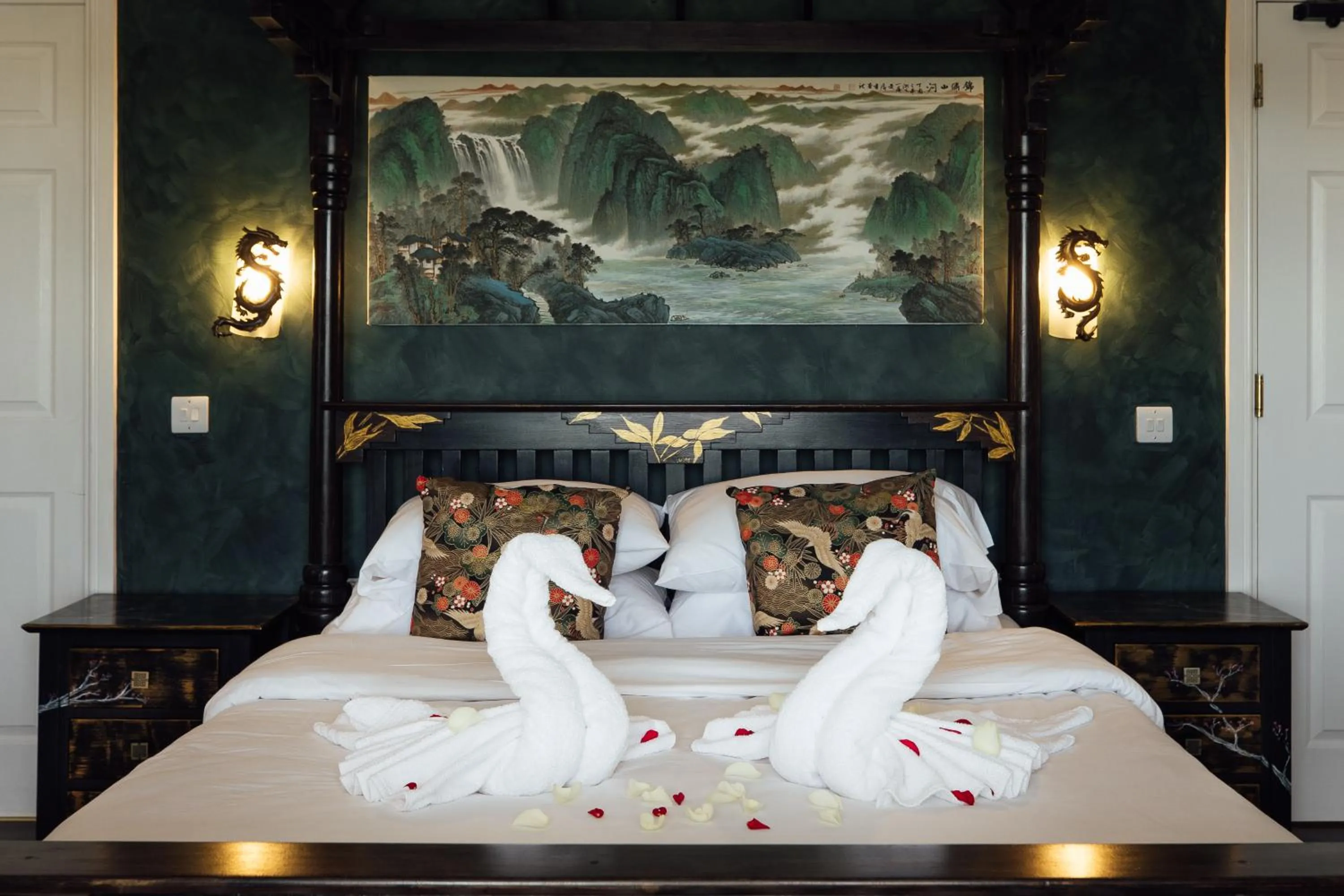 Bedroom, Bed in The Imperial Dragon Hotel