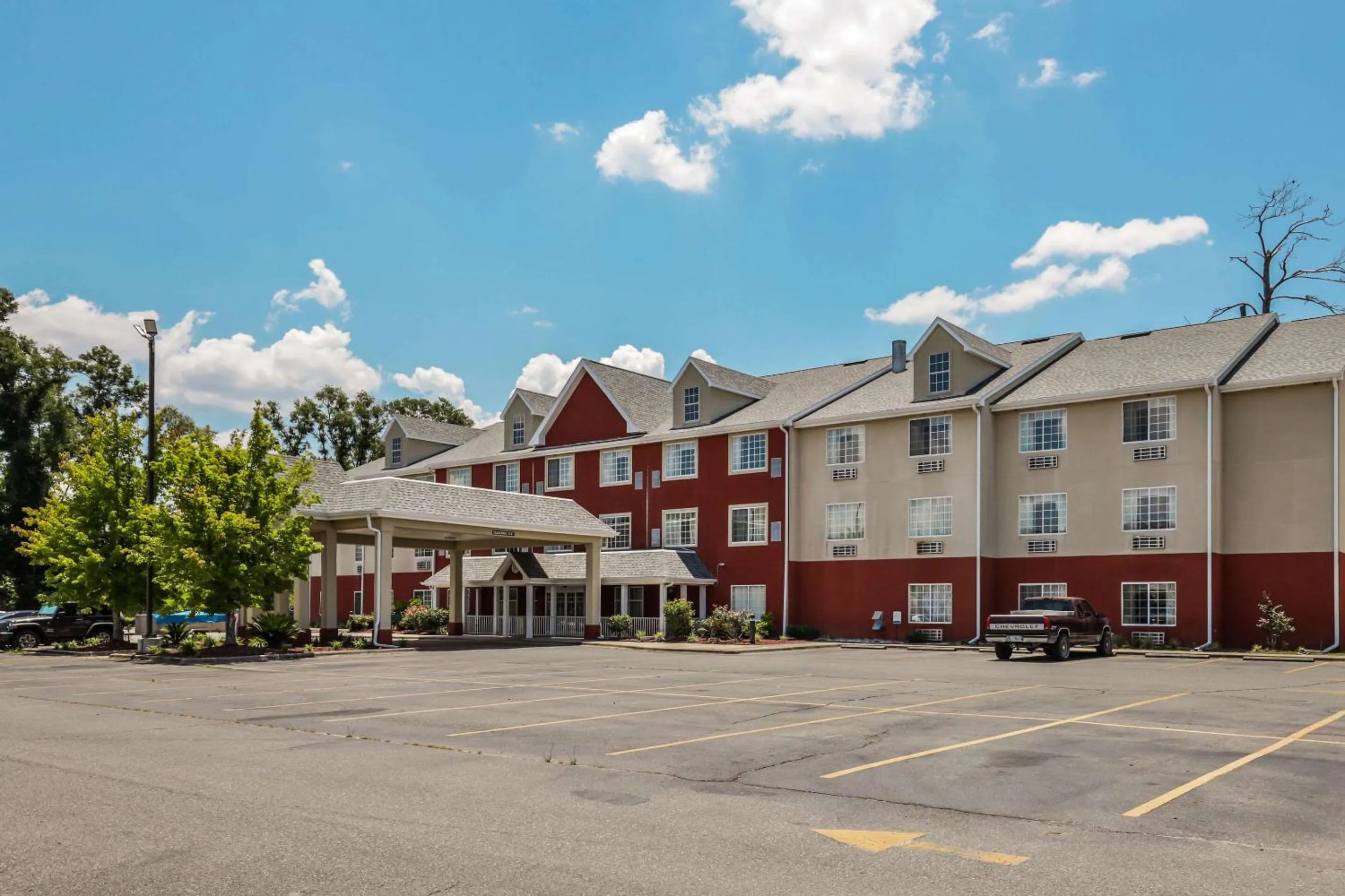 Property building in Econo Lodge Inn & Suites Marianna South