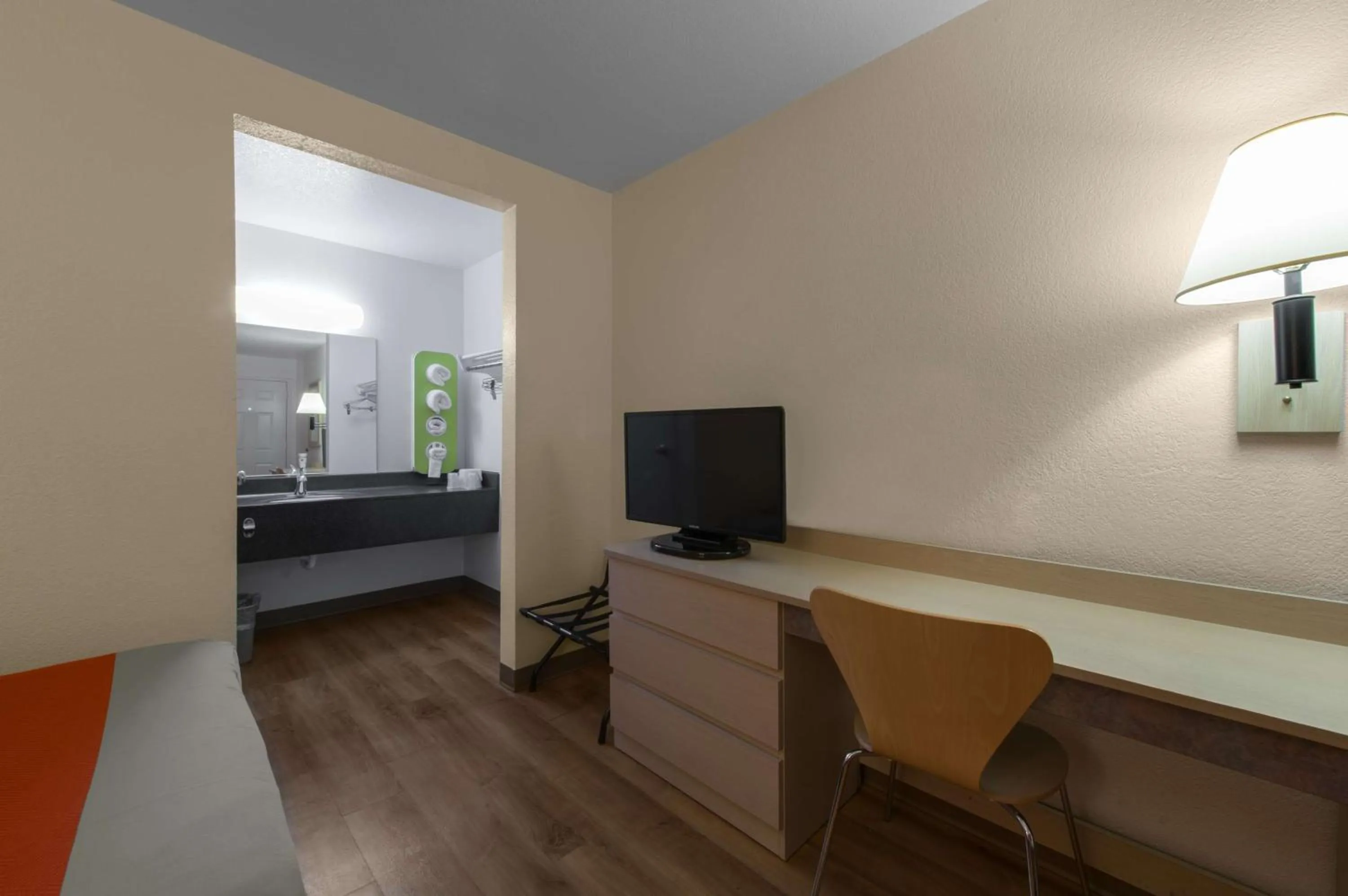 Photo of the whole room, Bed in Motel 6-Saint Joseph, MO