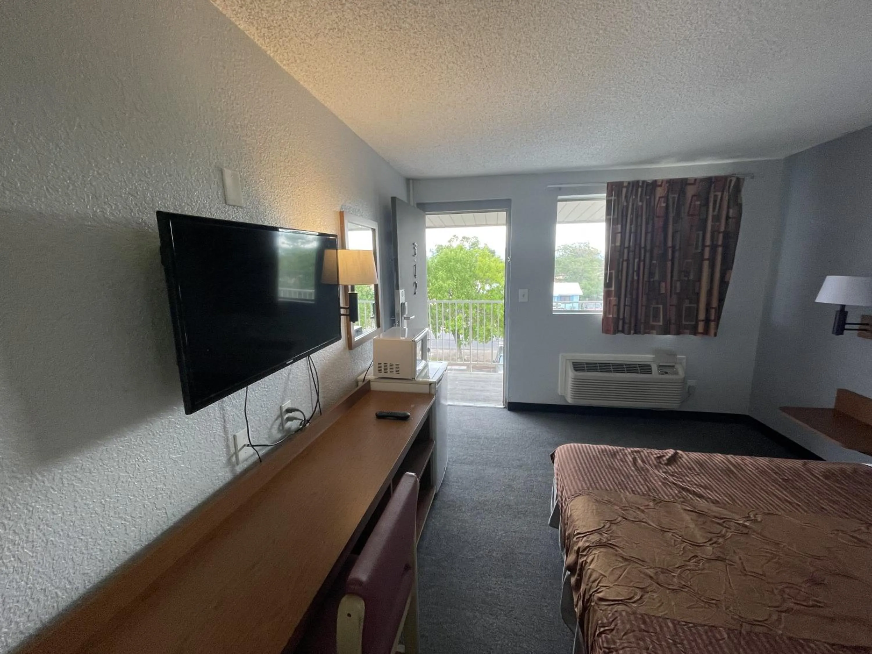 View (from property/room), Bed in Rodeway Inn Albuquerque West