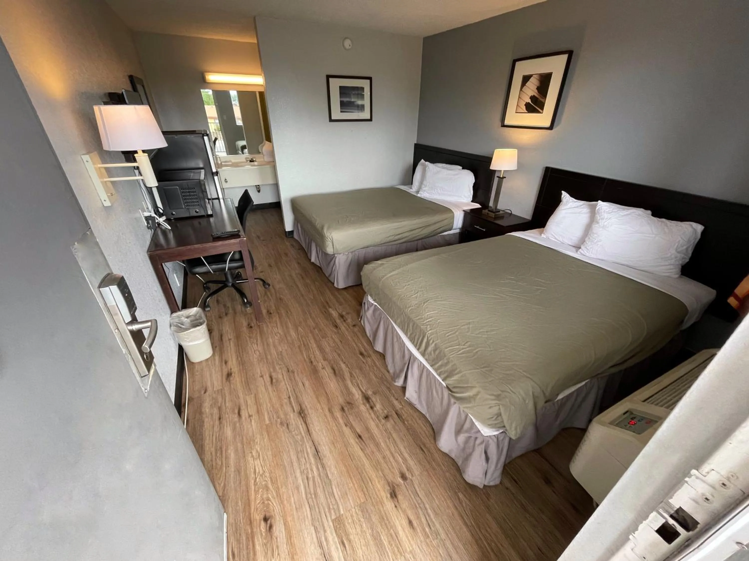 Bedroom, Bed in Rodeway Inn Albuquerque West