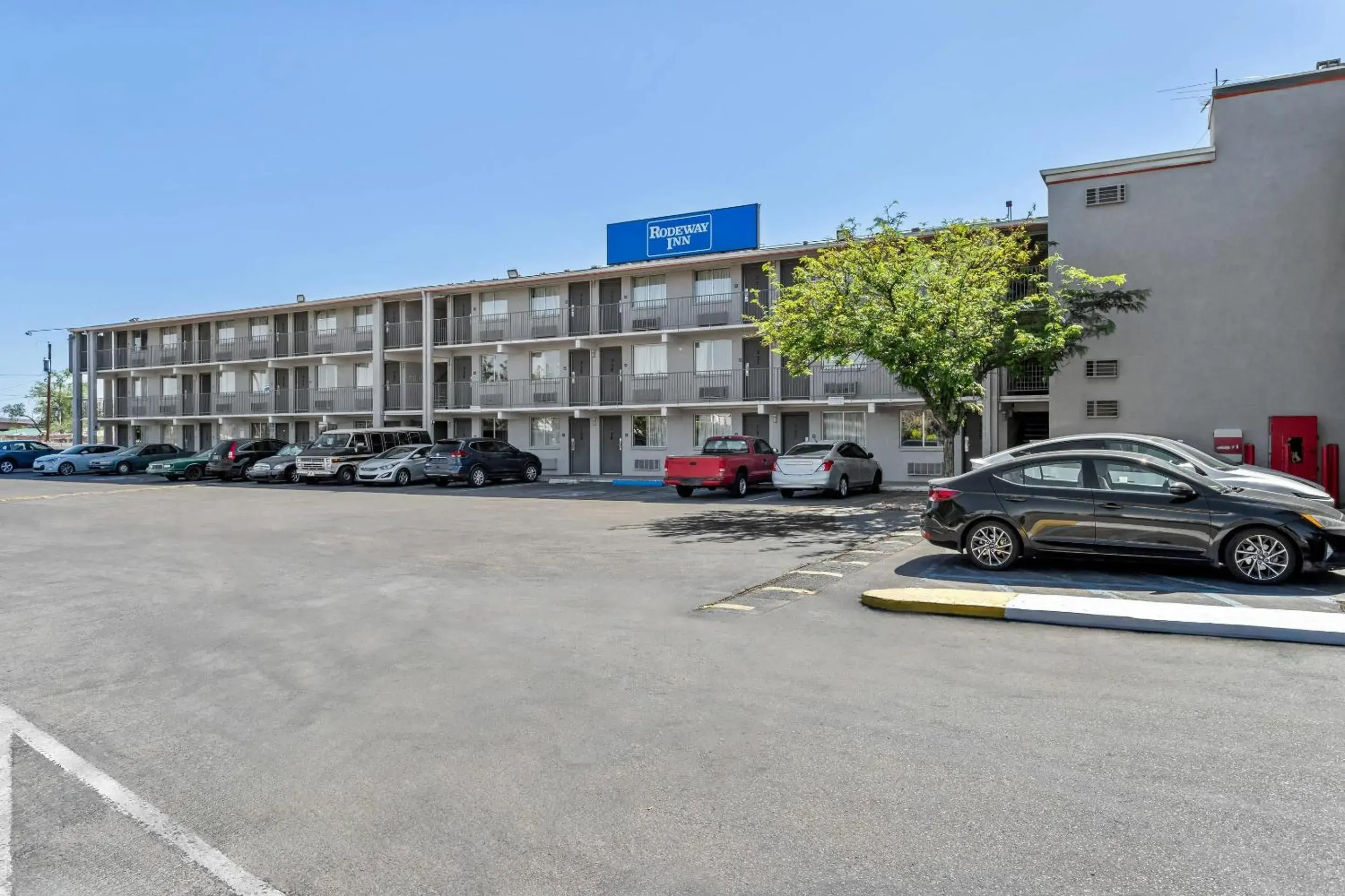 Property building in Rodeway Inn Albuquerque West Property building in Rodeway Inn Albuquerque West