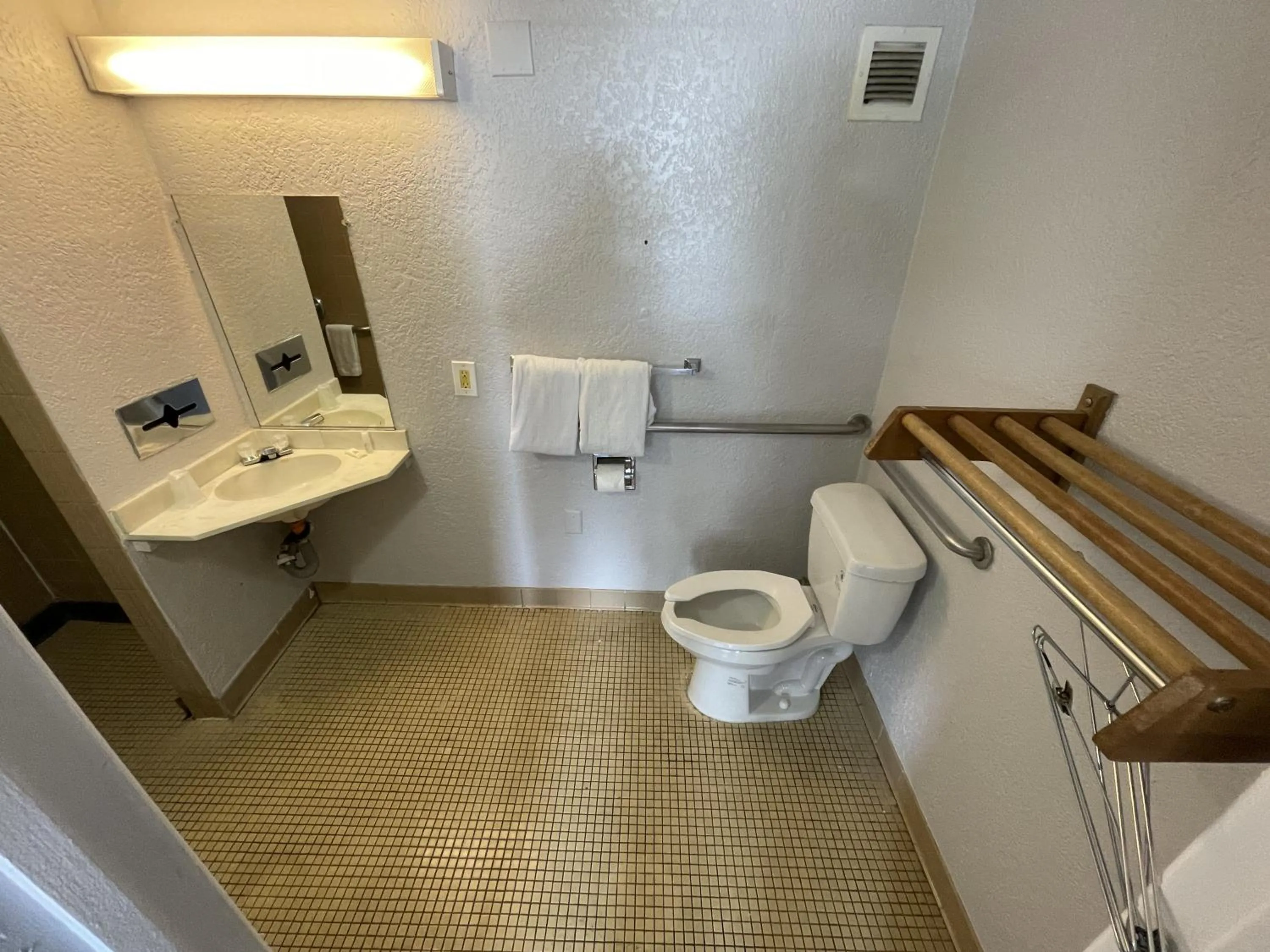 Bathroom in Rodeway Inn Albuquerque West