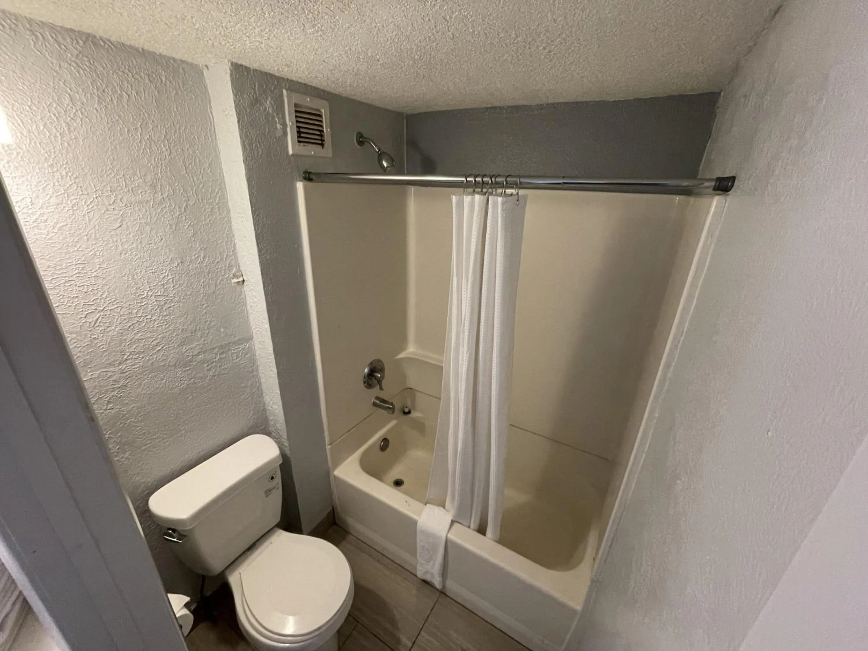 Bathroom in Rodeway Inn Albuquerque West