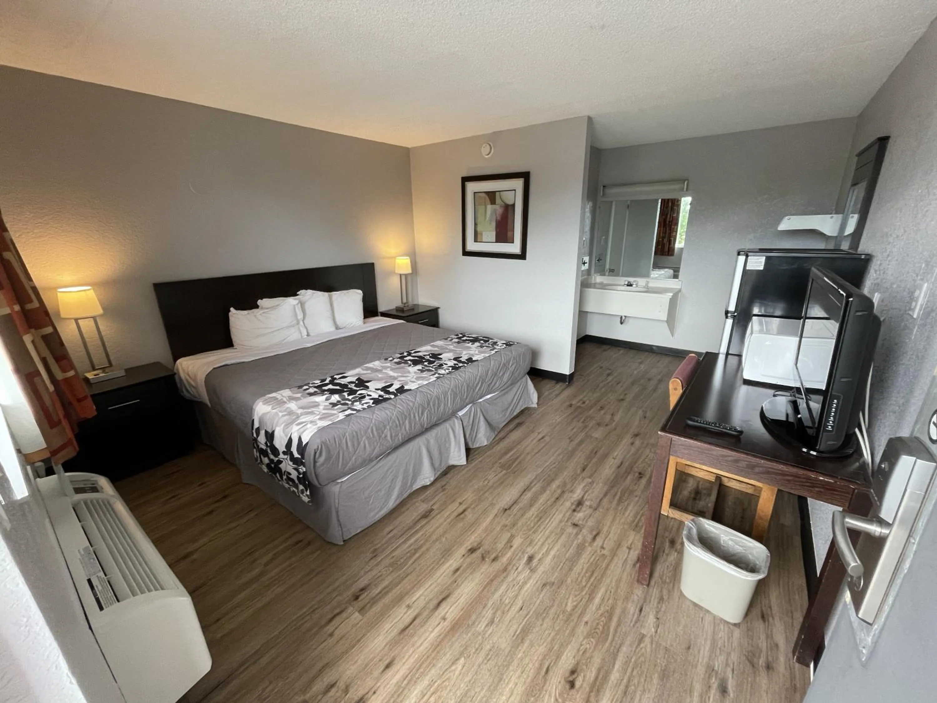 Bedroom, Bed in Rodeway Inn Albuquerque West