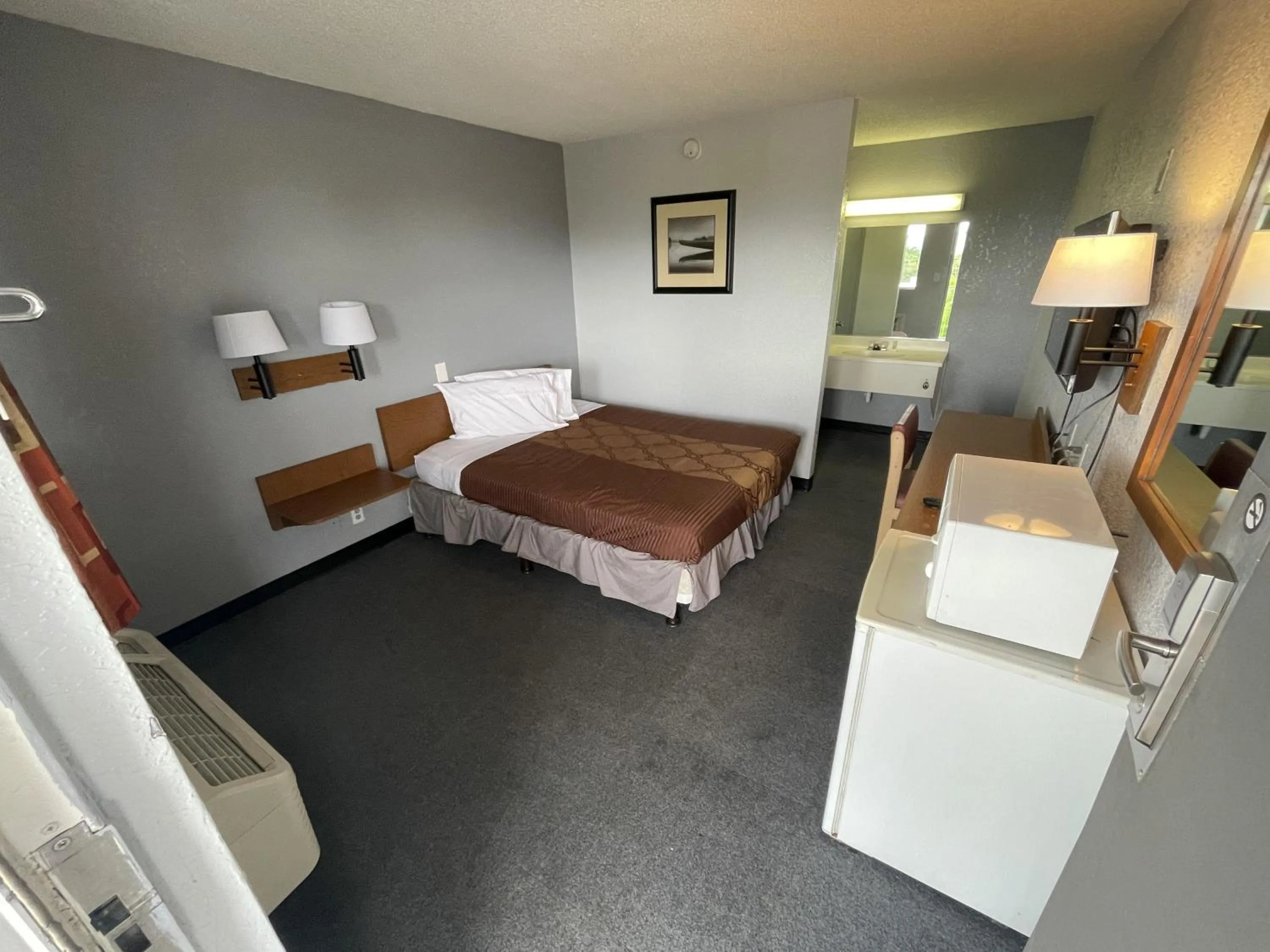 Bedroom, Bed in Rodeway Inn Albuquerque West