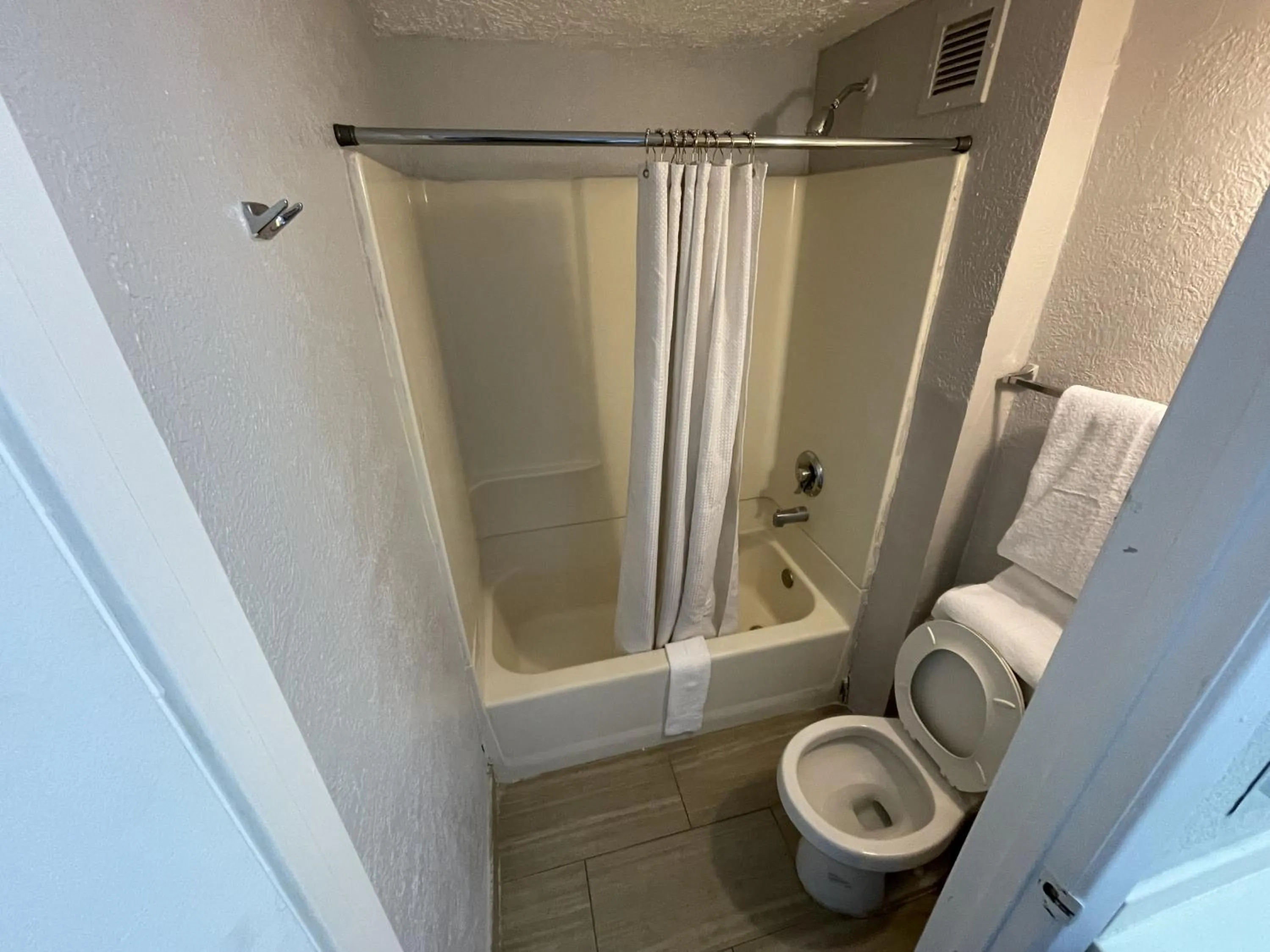 Bathroom in Rodeway Inn Albuquerque West