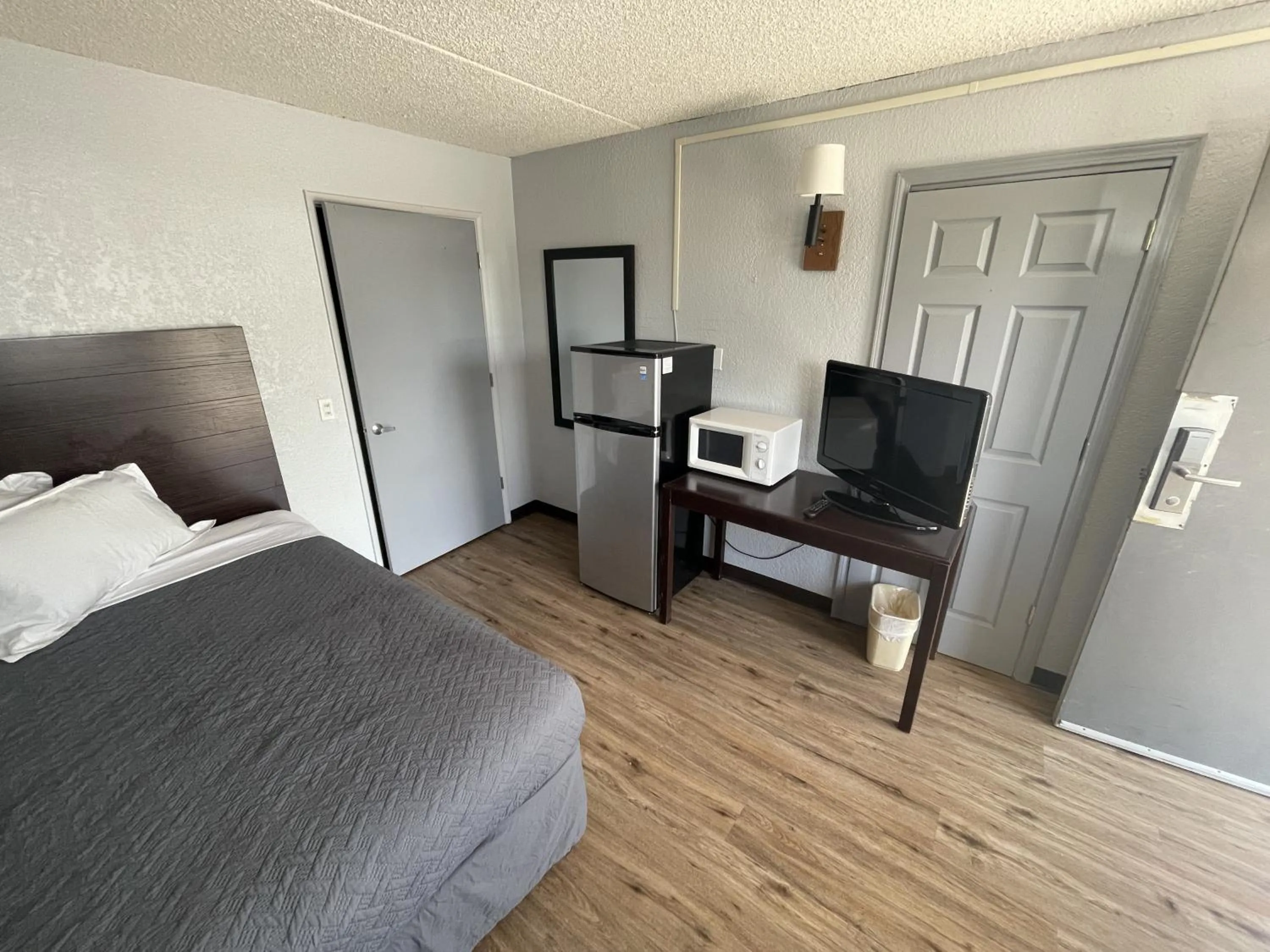 Bedroom, Bed in Rodeway Inn Albuquerque West