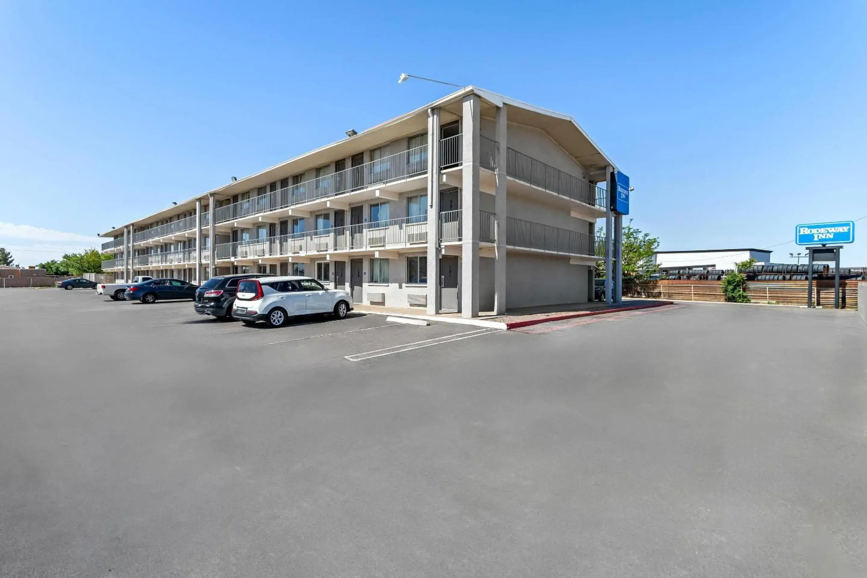 Property building in Rodeway Inn Albuquerque West Property building in Rodeway Inn Albuquerque West
