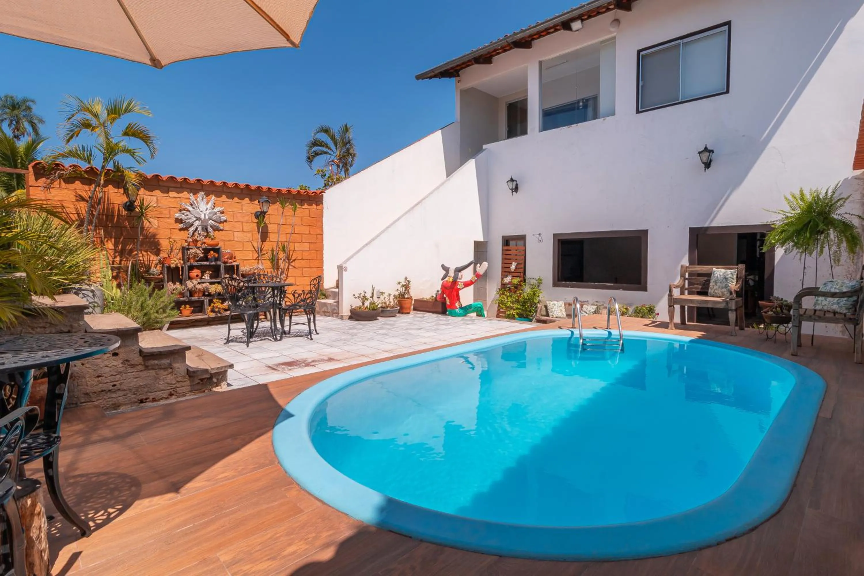 Swimming pool in Pousada Lara