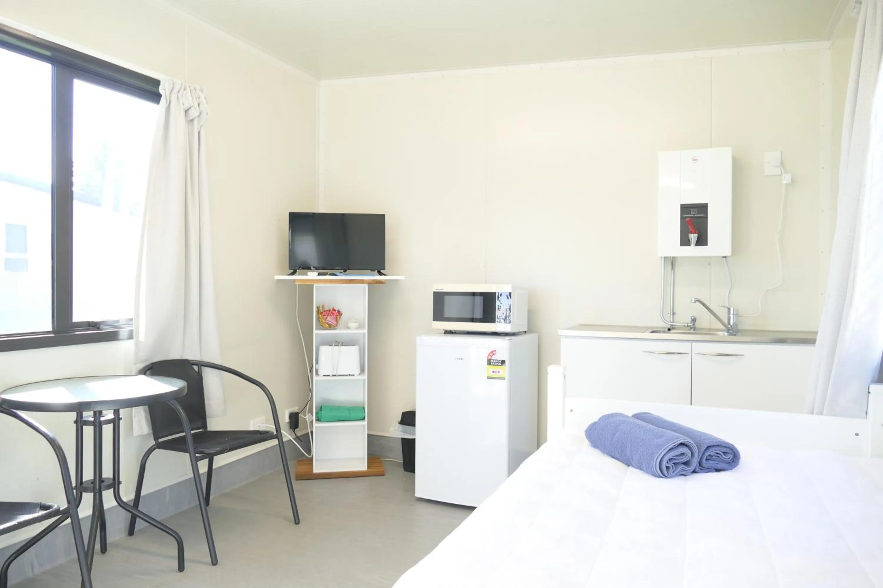 Kitchen or kitchenette, Bed in Riverside Whakatane Holiday Park