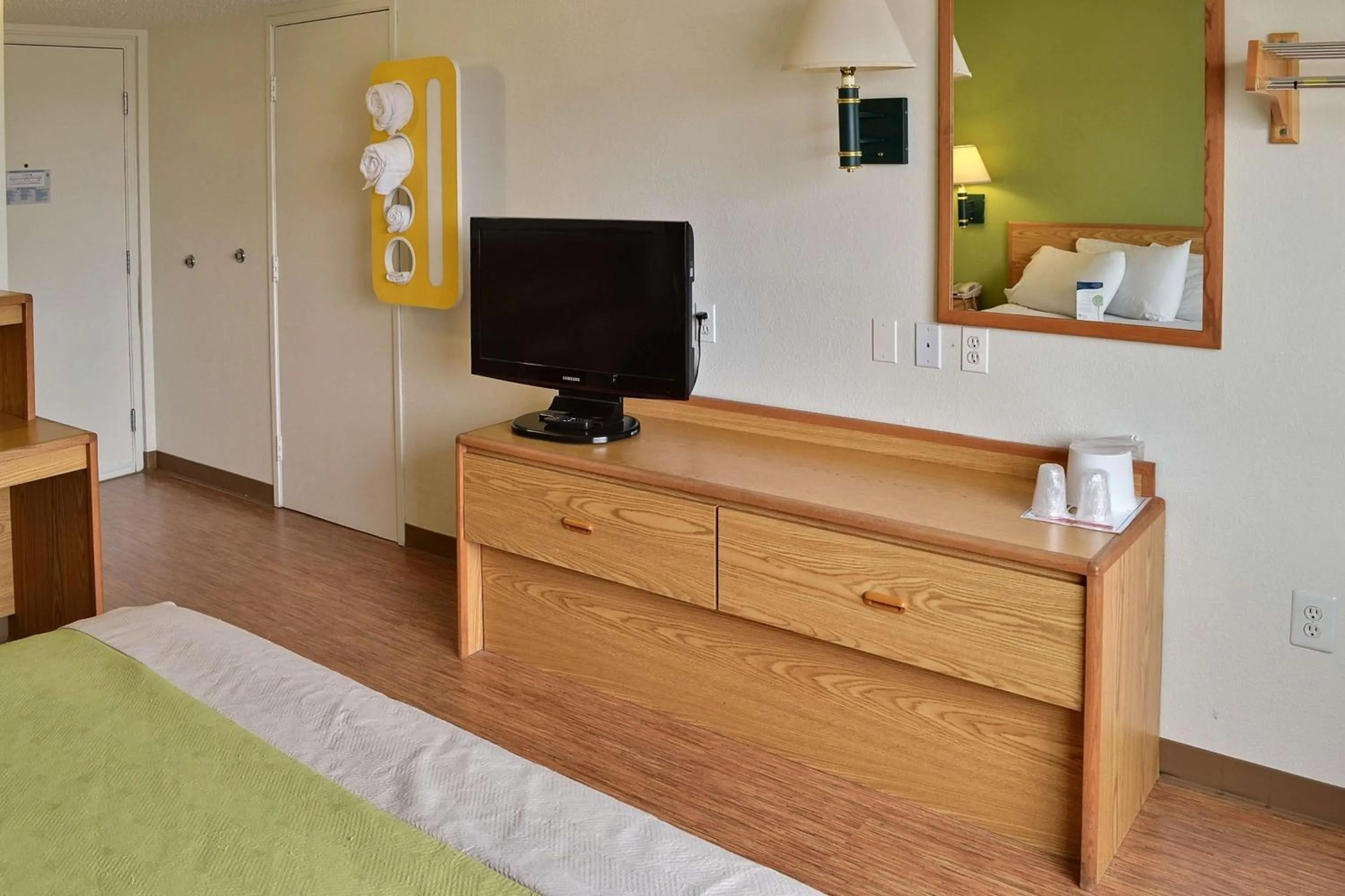 Photo of the whole room, Bed in Motel 6-Billings, MT - North