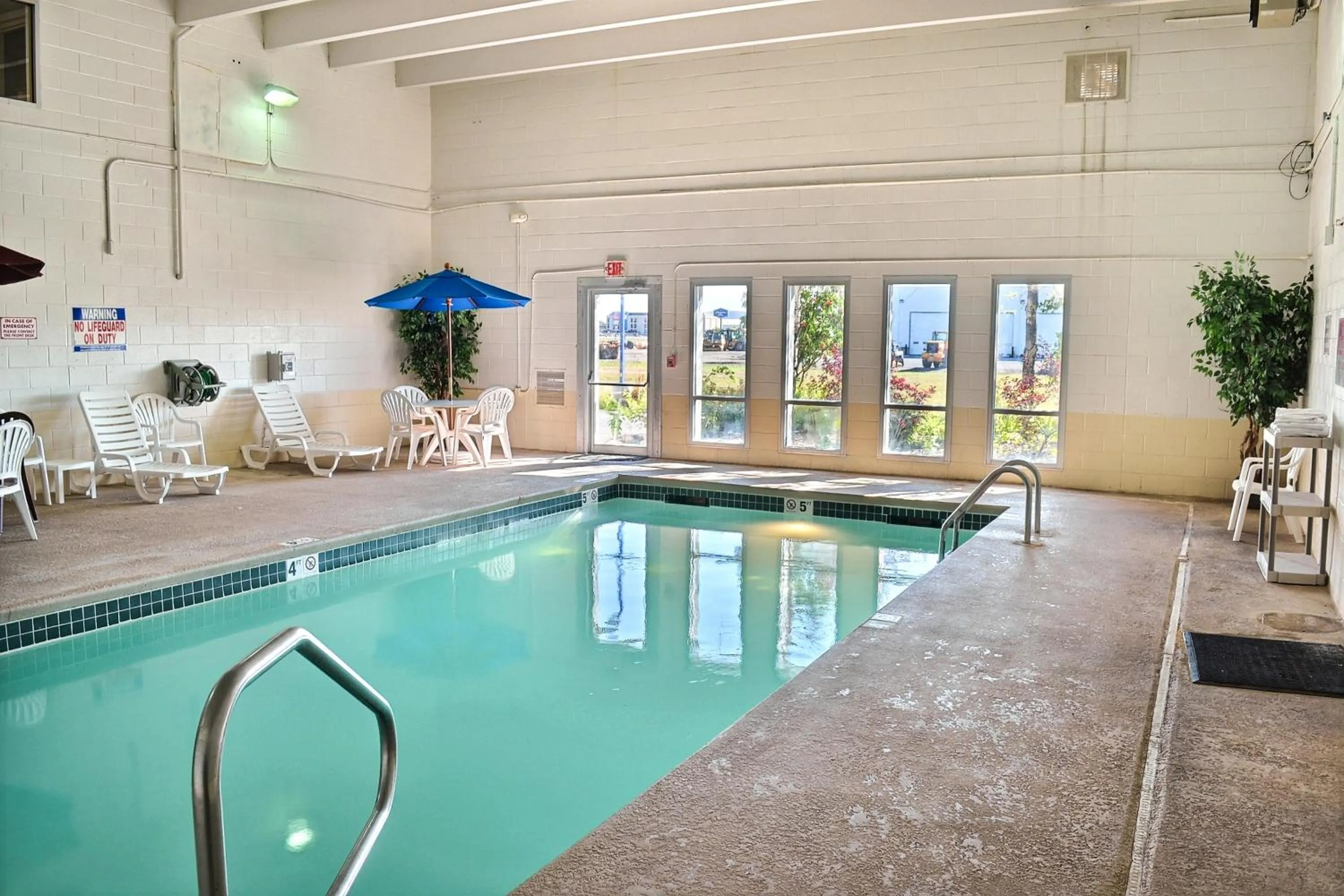 Swimming pool in Motel 6-Billings, MT - North