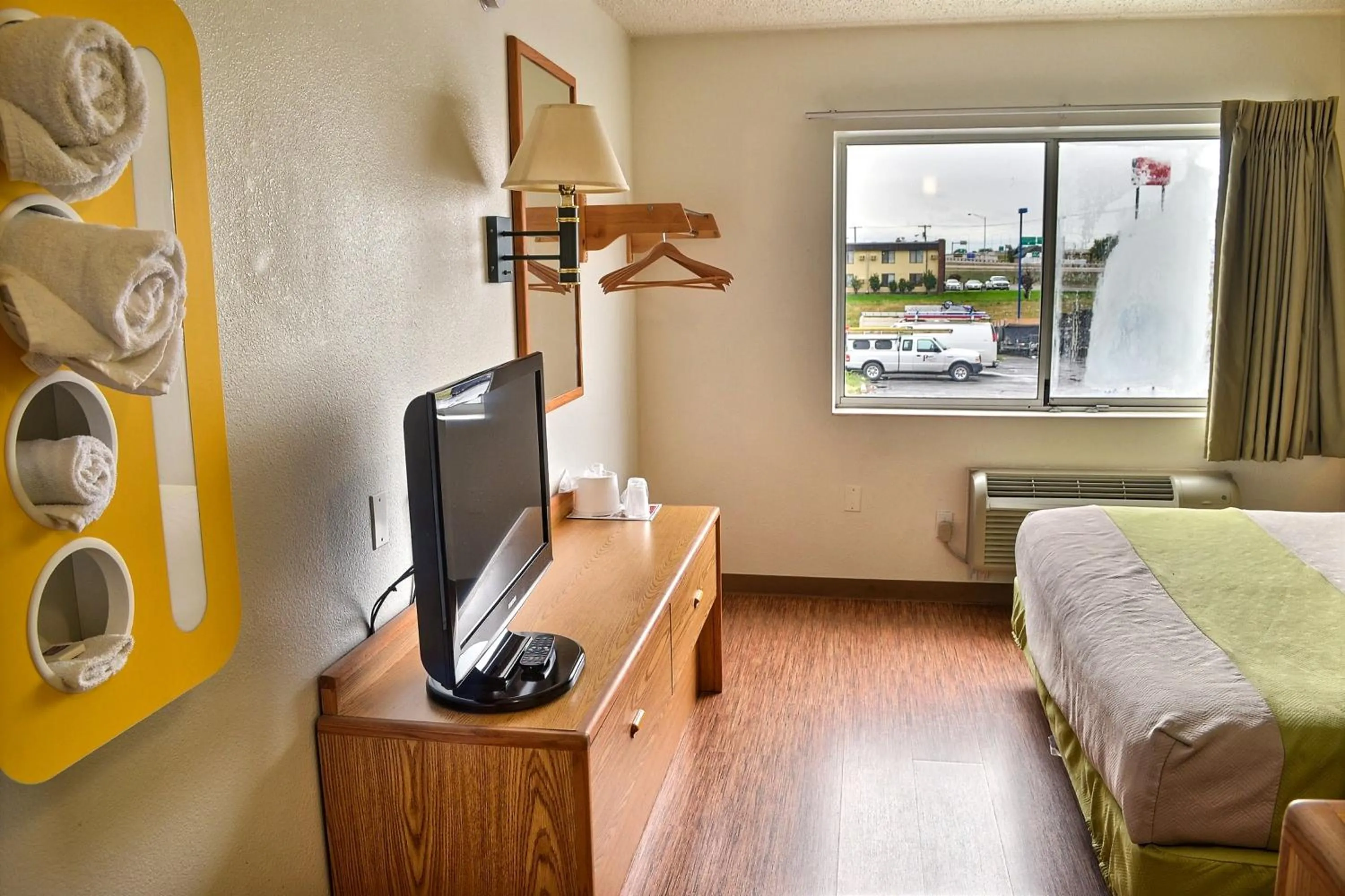 TV and multimedia, Bed in Motel 6-Billings, MT - North