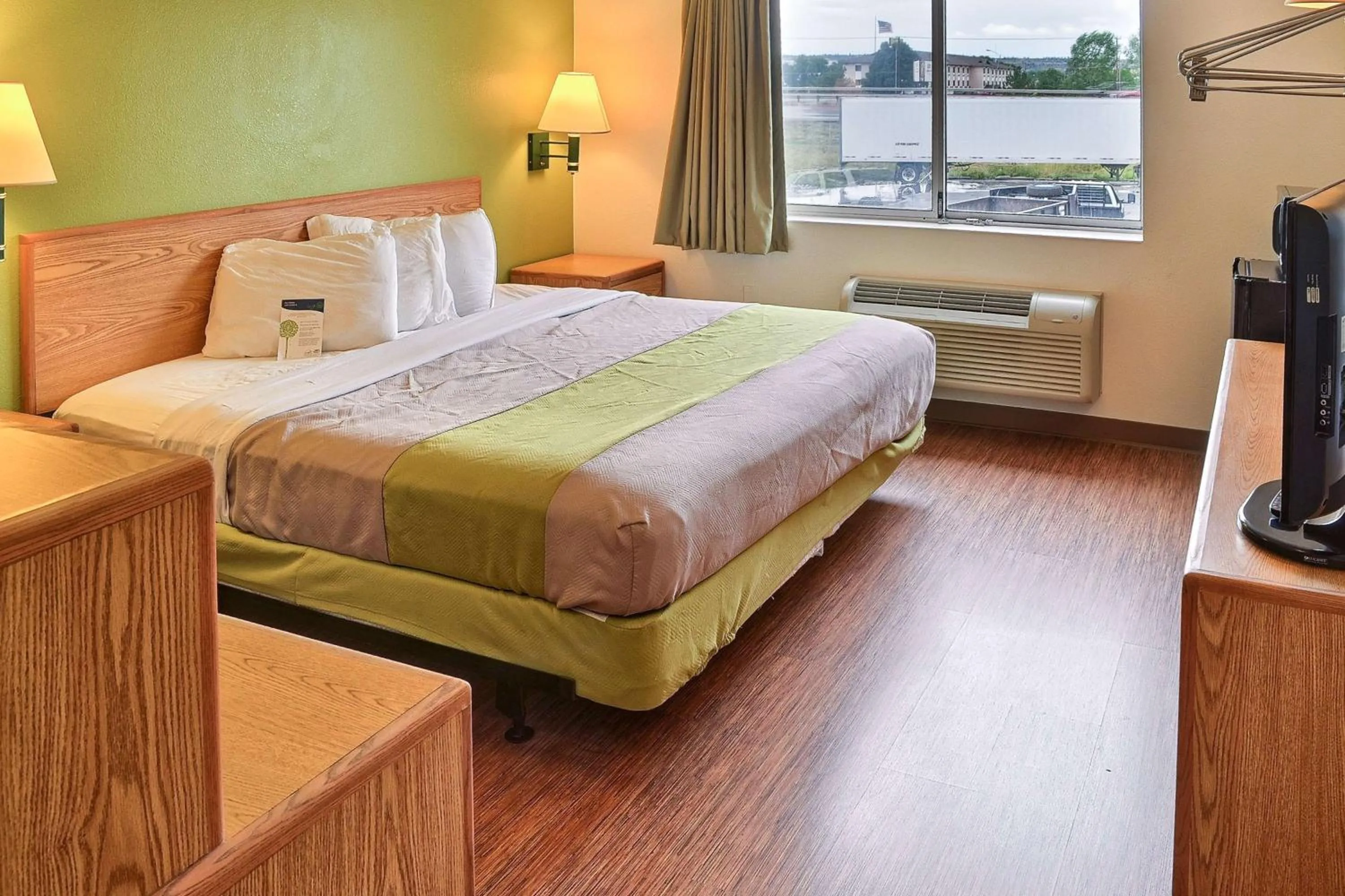 Photo of the whole room, Bed in Motel 6-Billings, MT - North