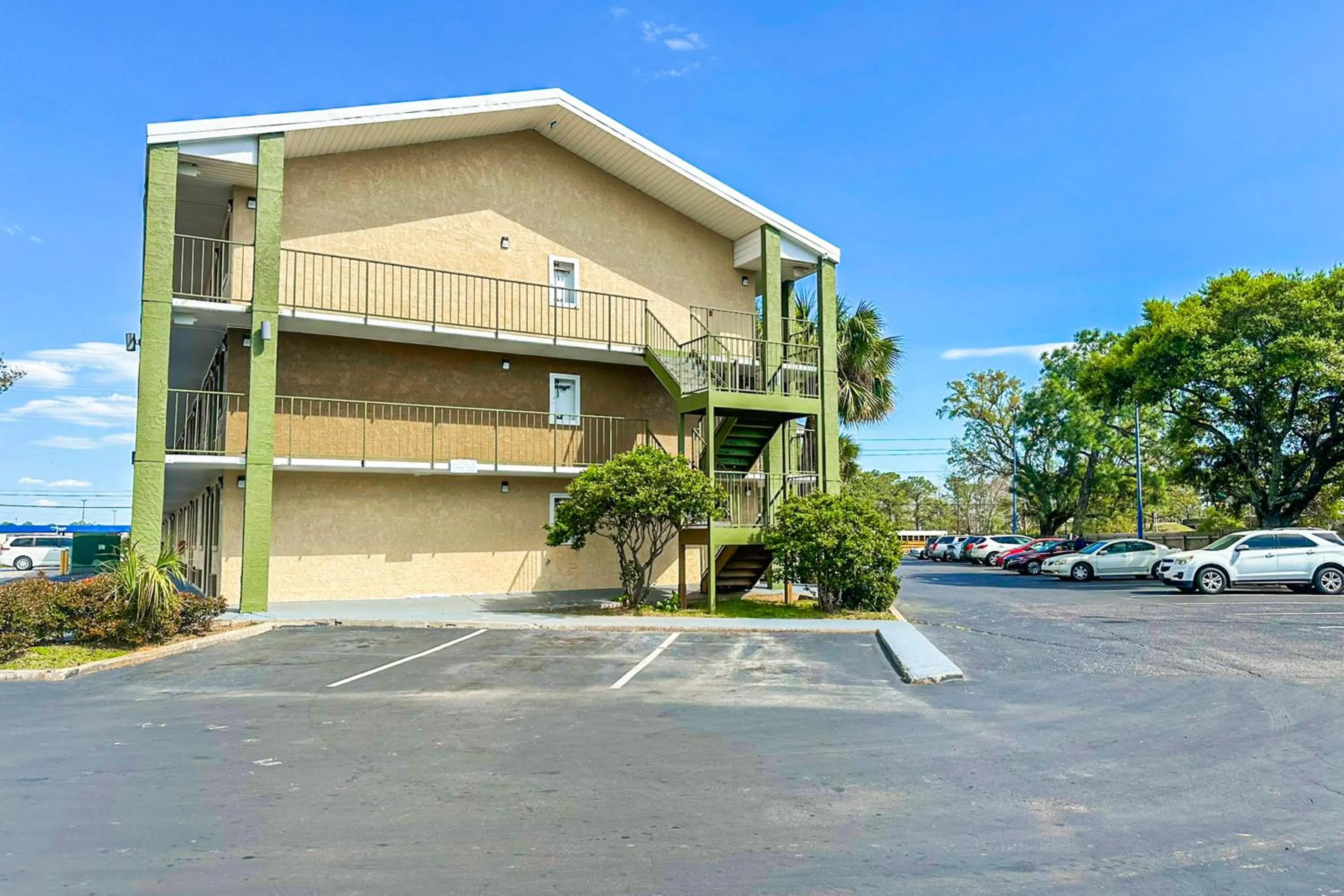 Parking in OYO Hotel Mobile, AL I-65 at Airport Blvd