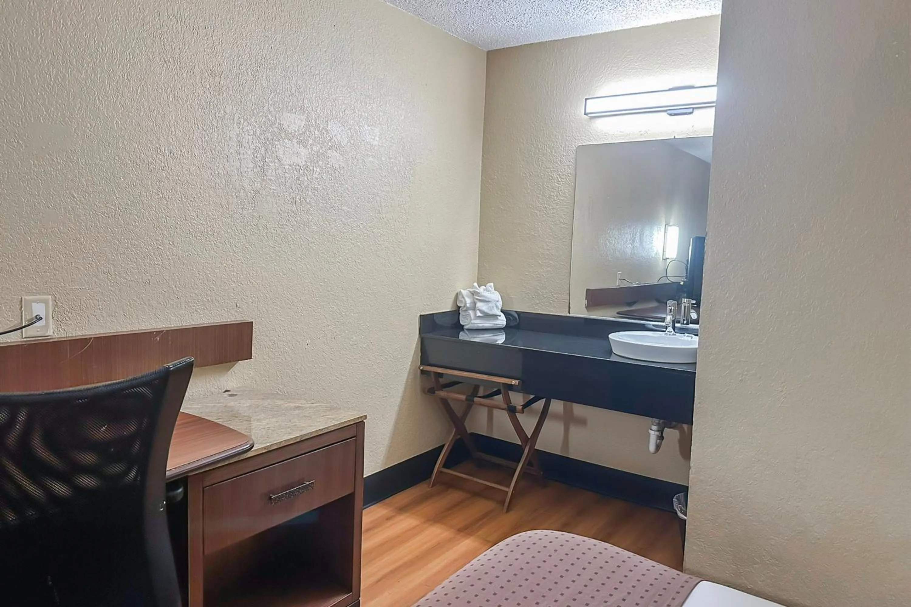 Bedroom in OYO Hotel Mobile, AL I-65 at Airport Blvd