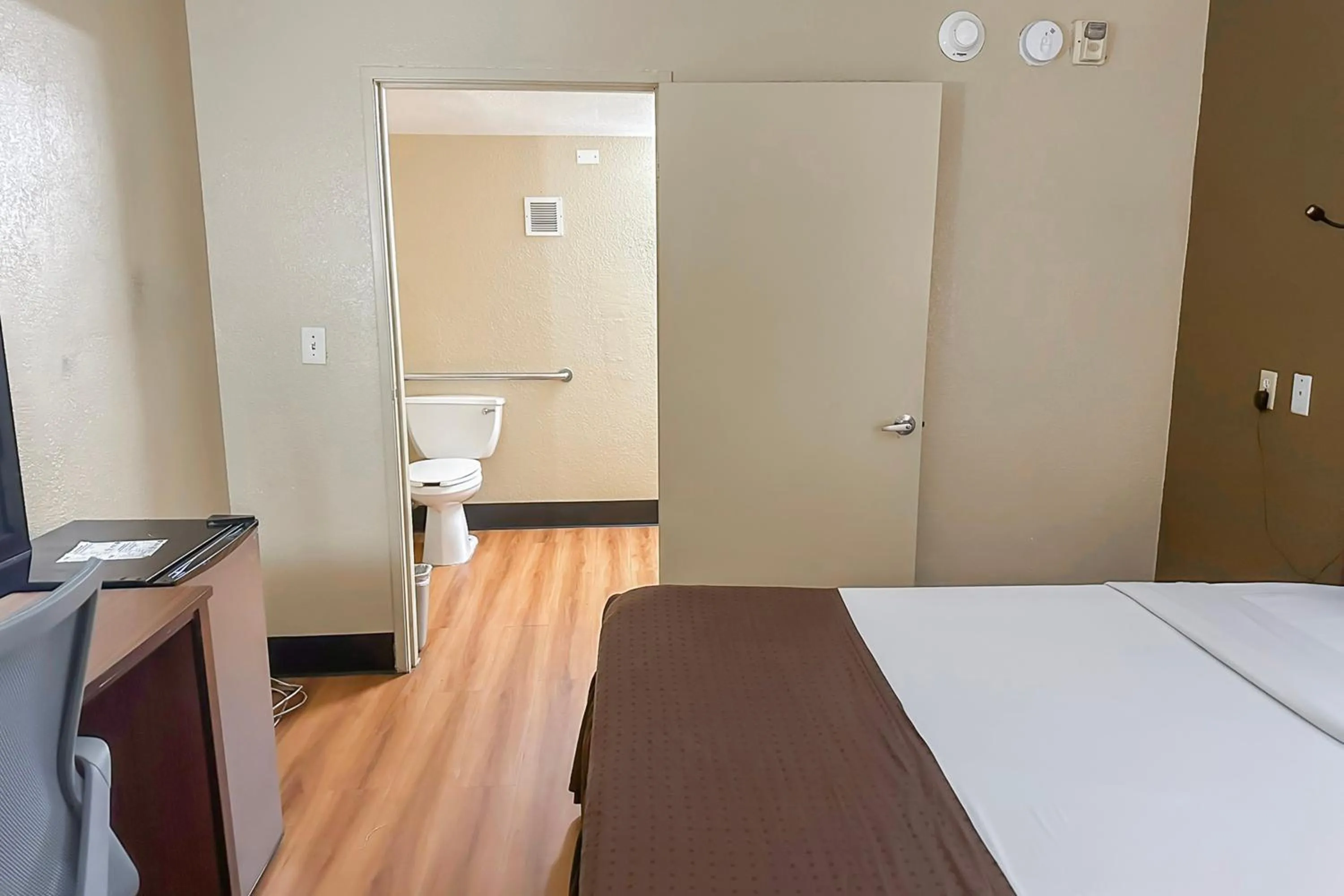 Bathroom, Bed in OYO Hotel Mobile, AL I-65 at Airport Blvd