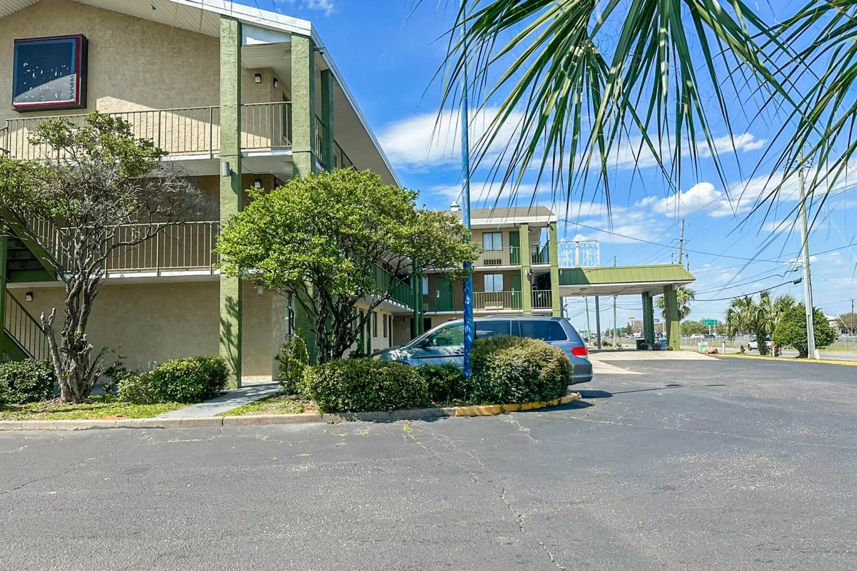 Parking in OYO Hotel Mobile, AL I-65 at Airport Blvd