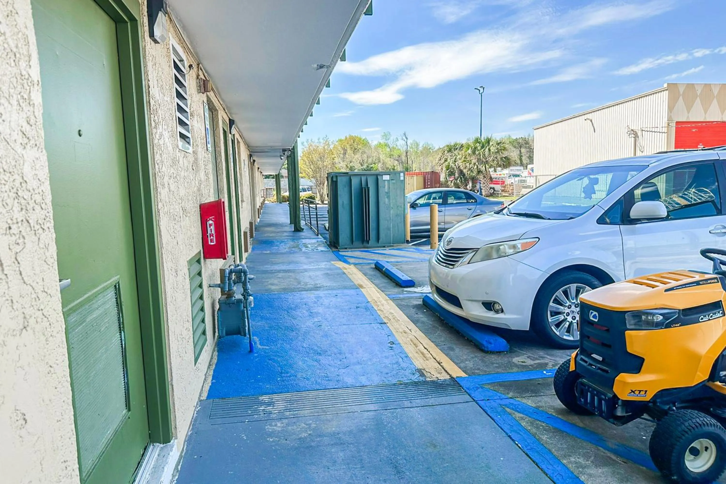 Parking in OYO Hotel Mobile, AL I-65 at Airport Blvd