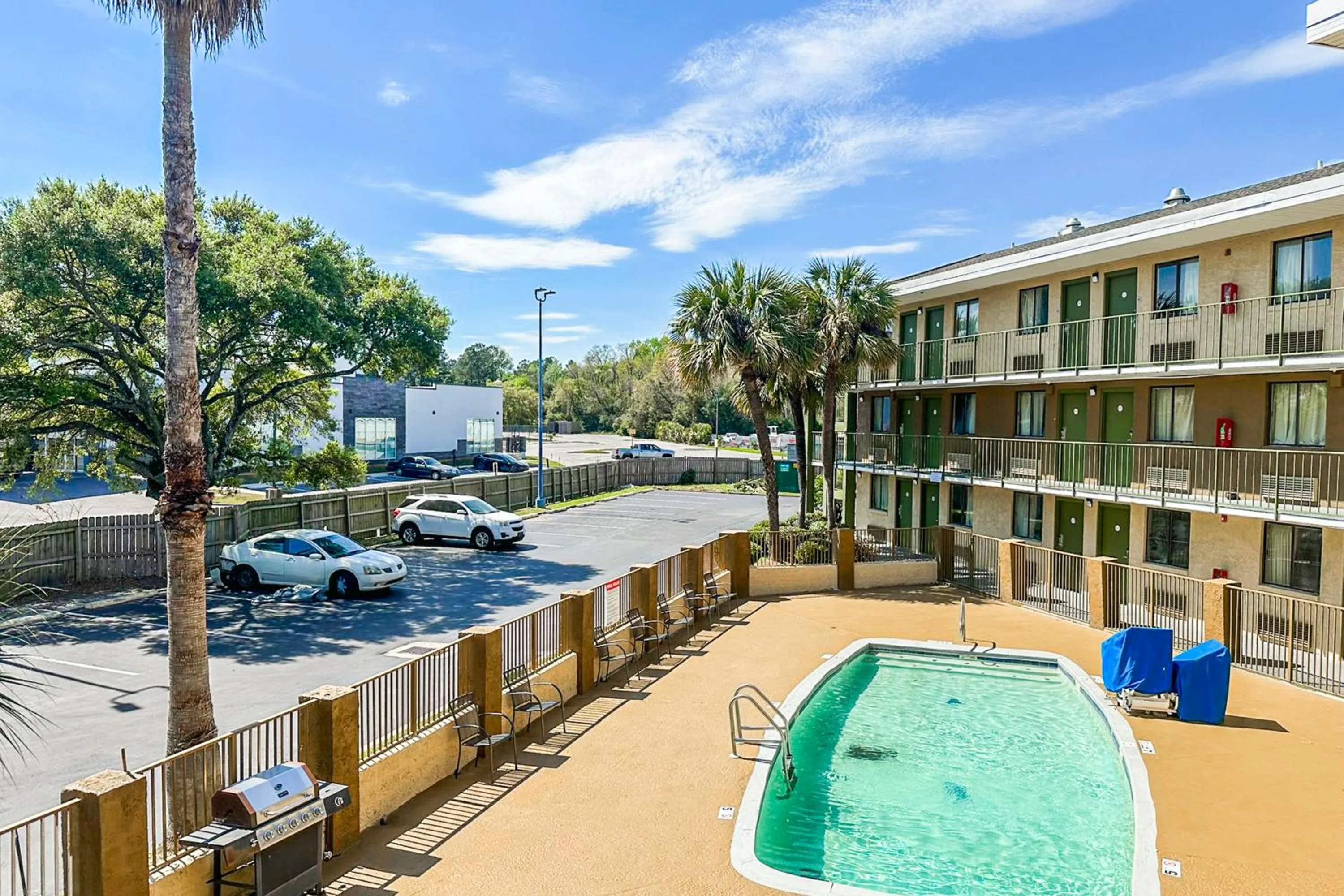 Parking in OYO Hotel Mobile, AL I-65 at Airport Blvd