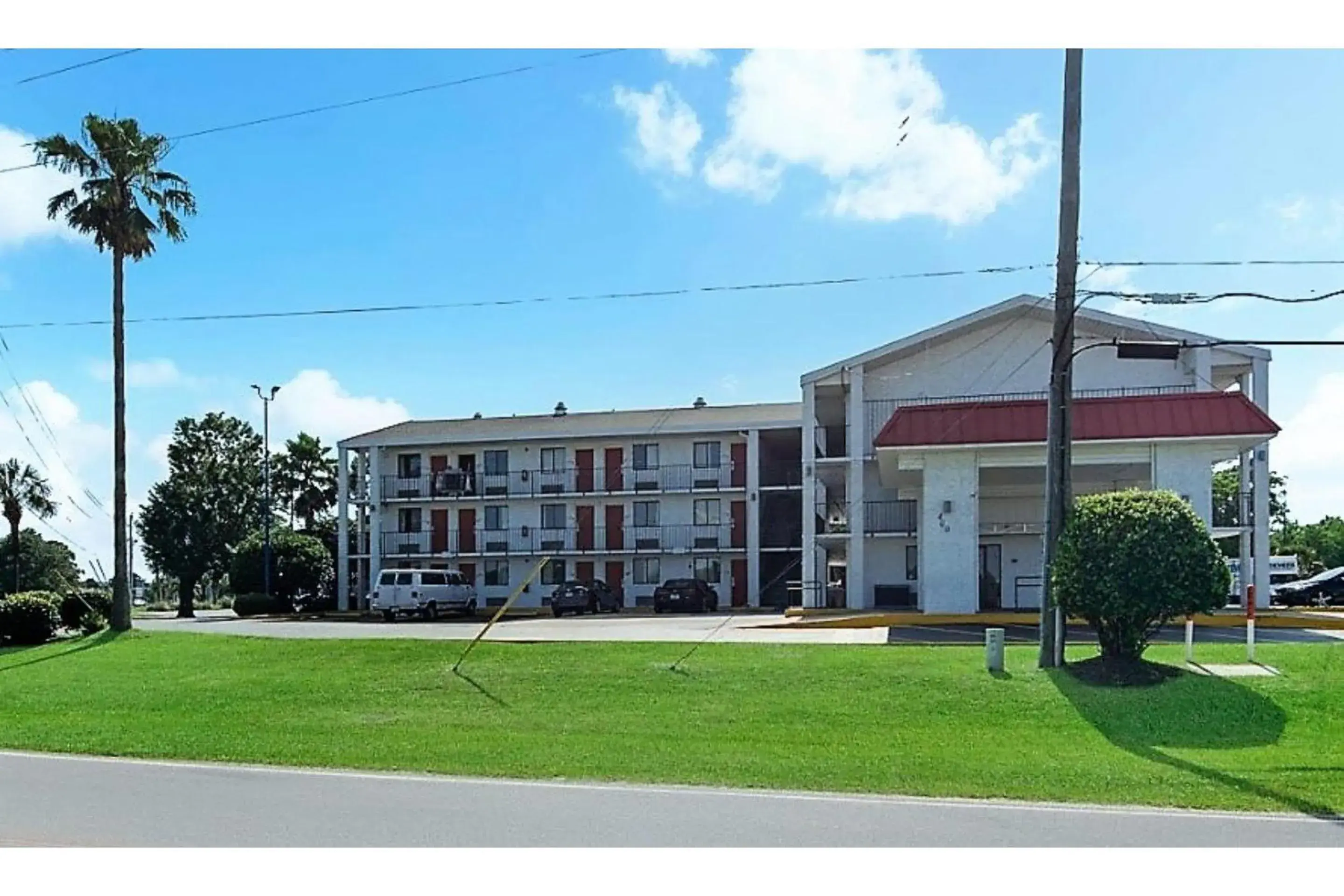 Facade/entrance, Property Building in OYO Hotel Mobile, AL I-65 at Airport Blvd