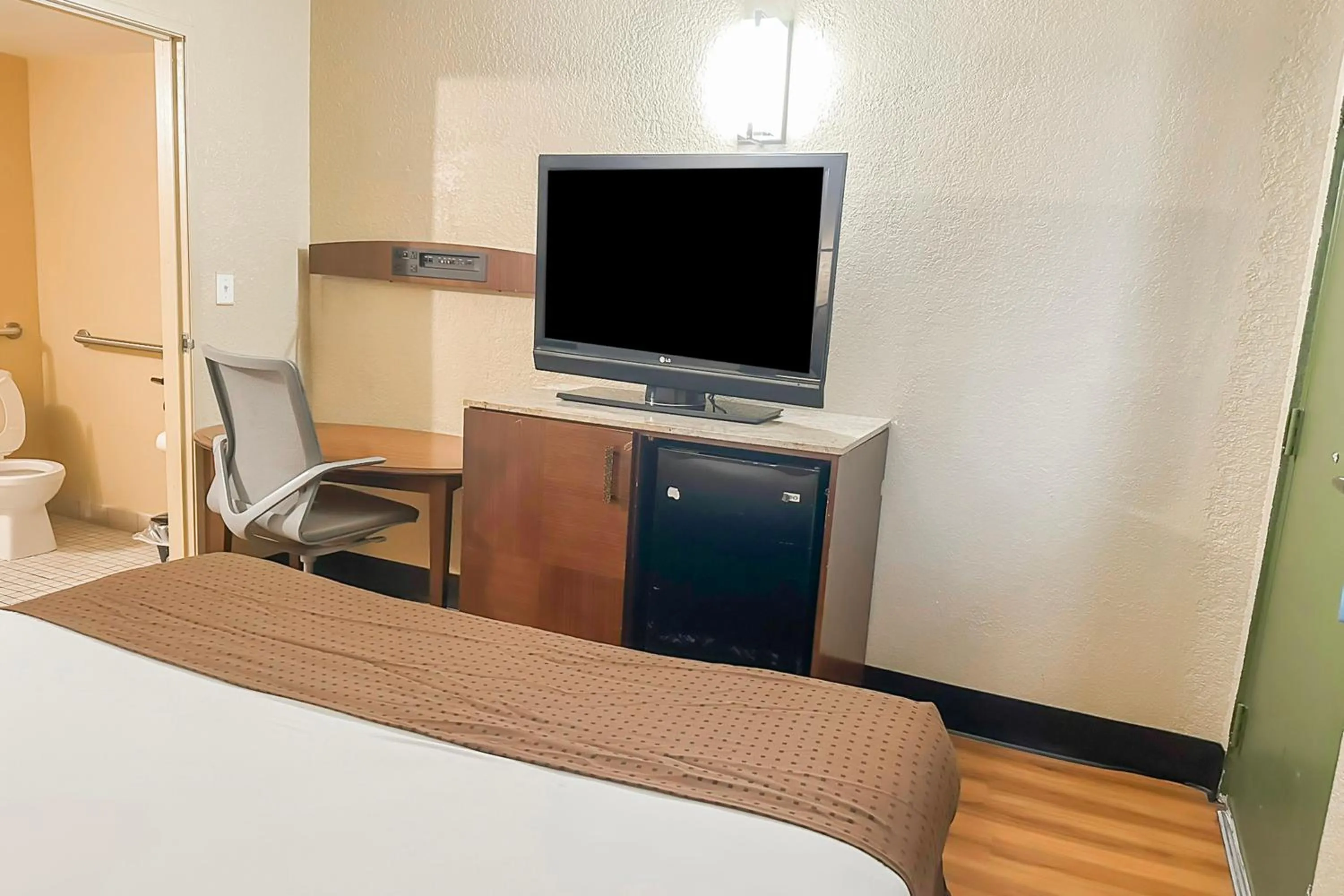 Bedroom, Bed in OYO Hotel Mobile, AL I-65 at Airport Blvd