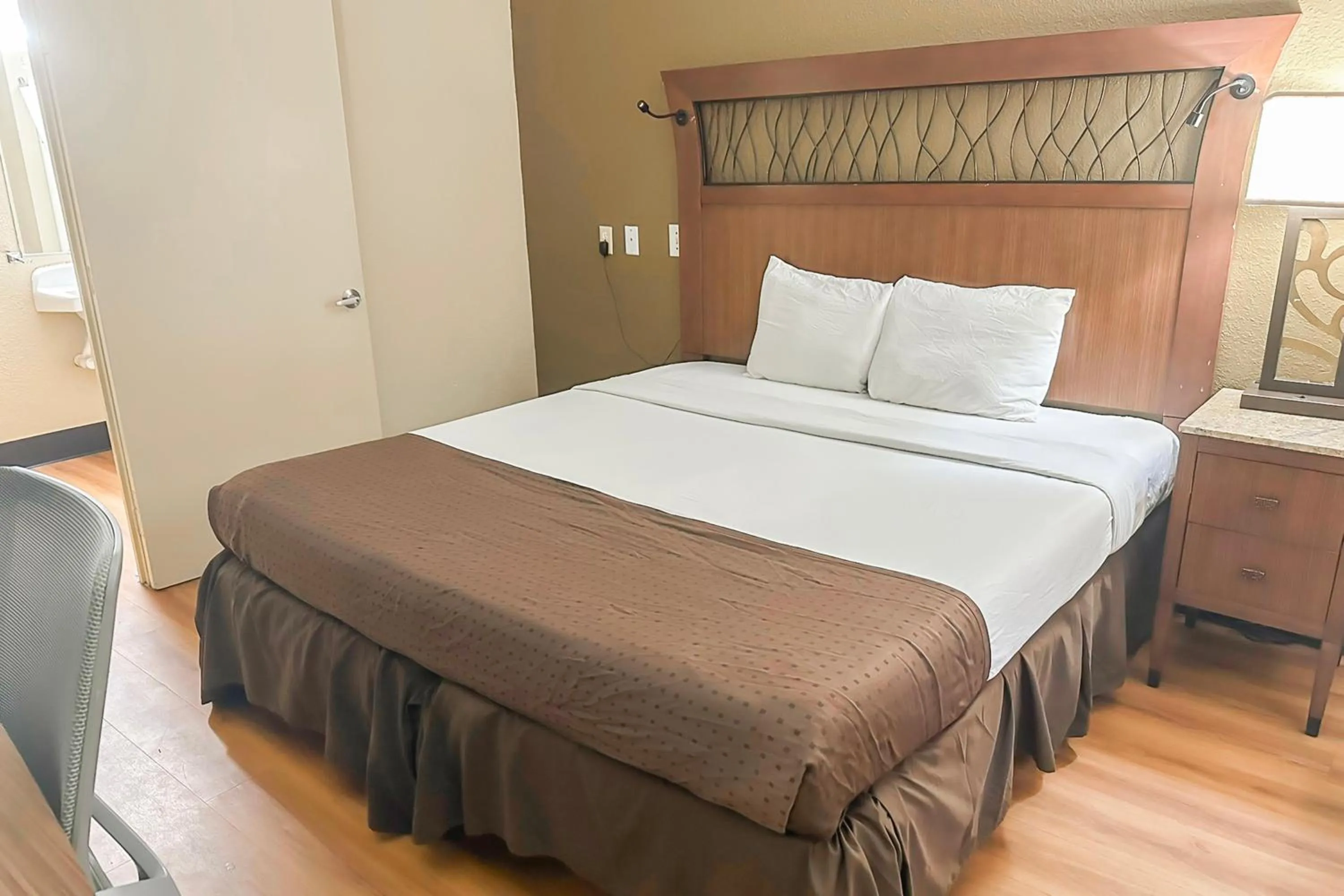 Bedroom, Bed in OYO Hotel Mobile, AL I-65 at Airport Blvd