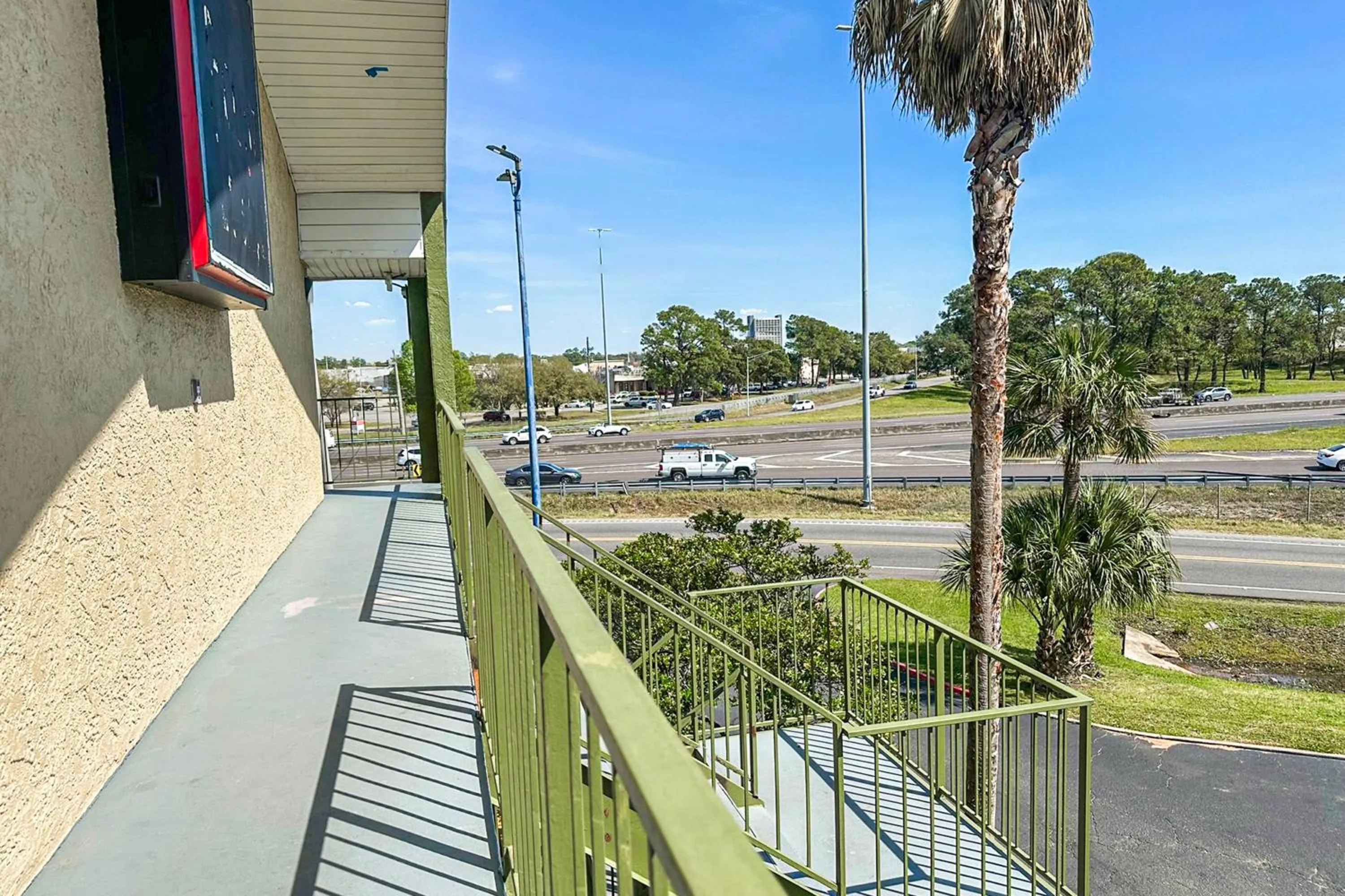 Parking in OYO Hotel Mobile, AL I-65 at Airport Blvd