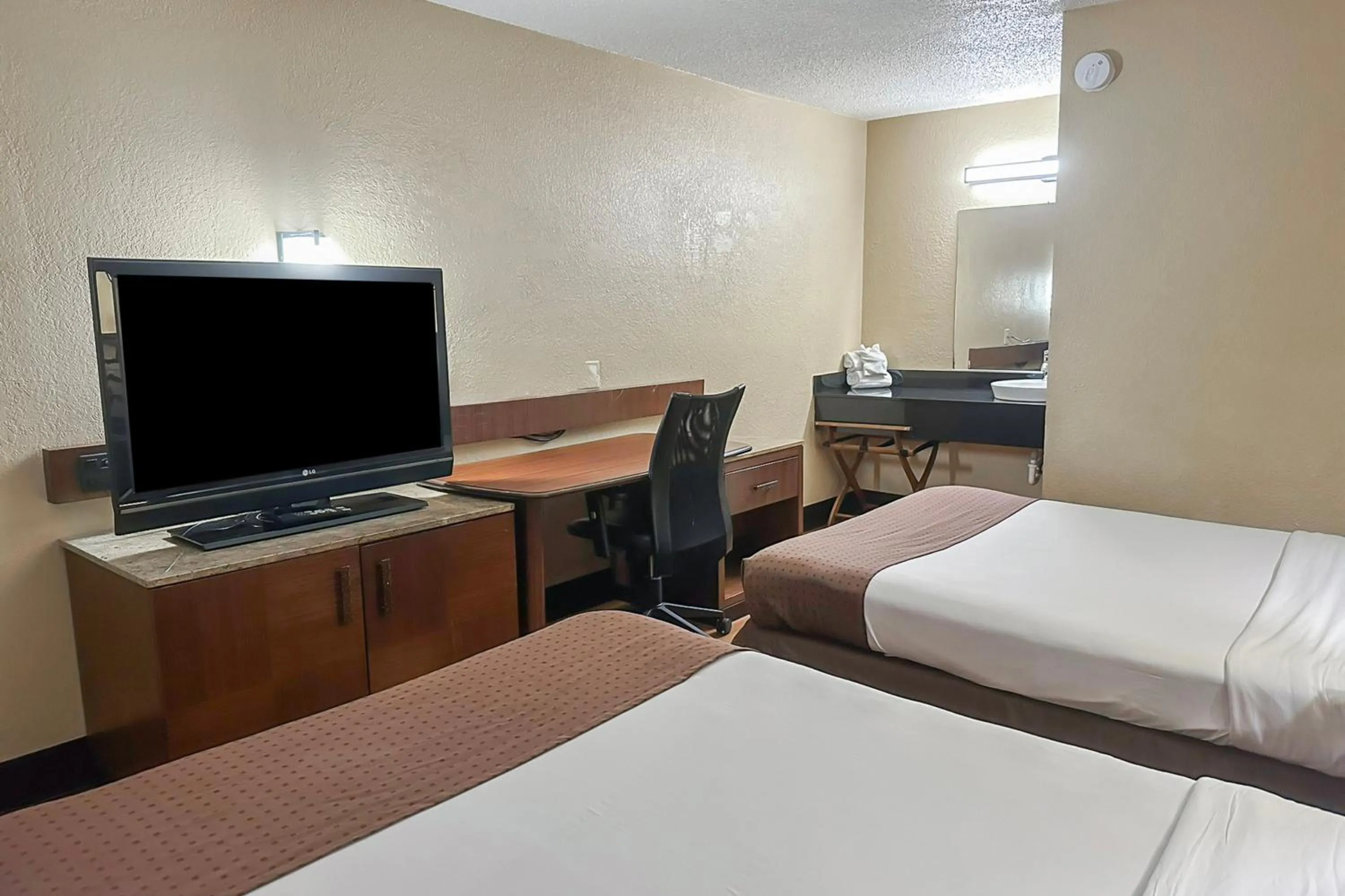 Bedroom, Bed in OYO Hotel Mobile, AL I-65 at Airport Blvd