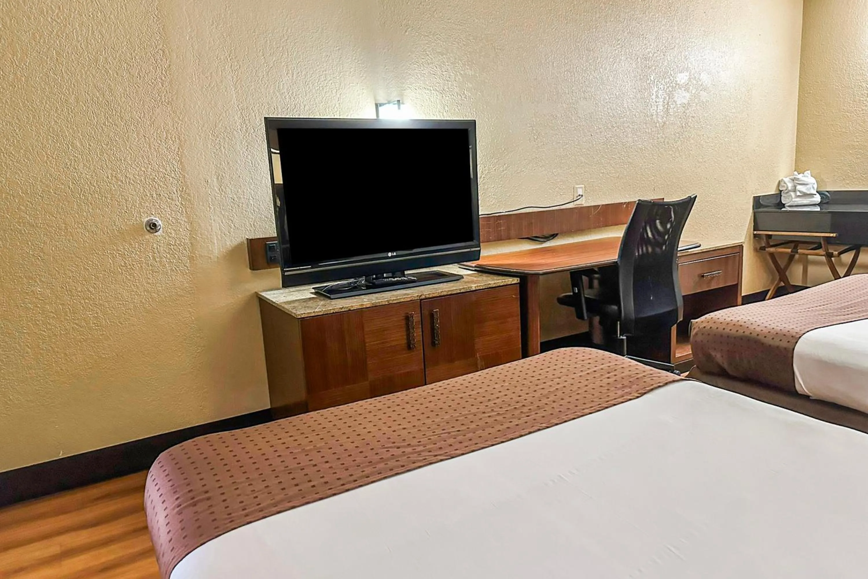 Bedroom, Bed in OYO Hotel Mobile, AL I-65 at Airport Blvd