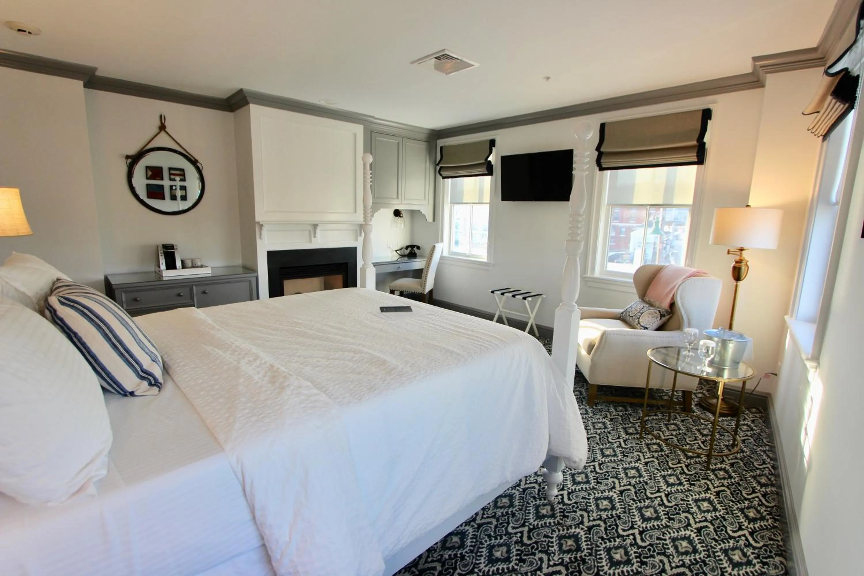 Photo of the whole room, Bed in The Whaler's Inn